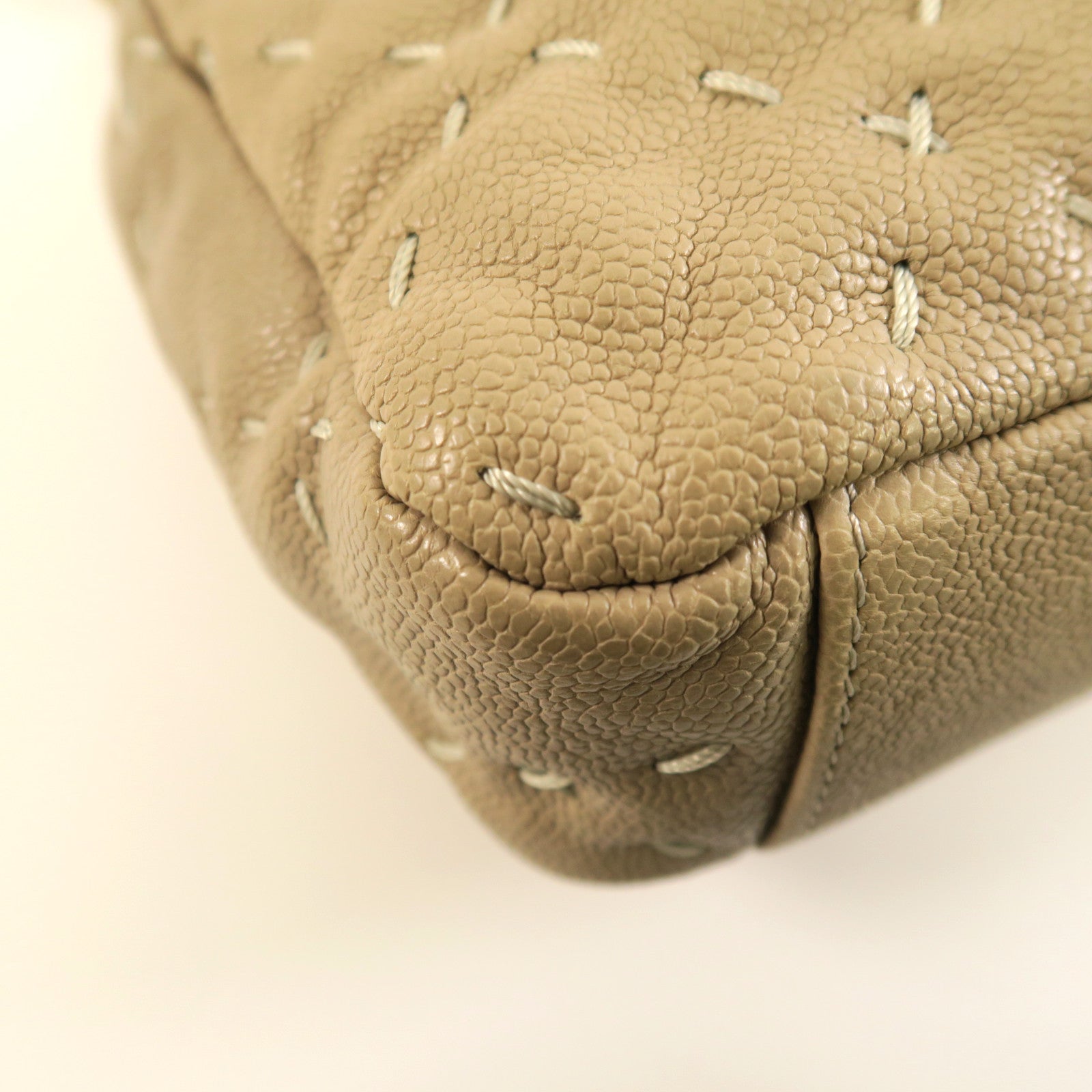 CHANEL 【激減優惠】Caviar皮革Chain Shoulder金扣鏈帶肩背袋米色
