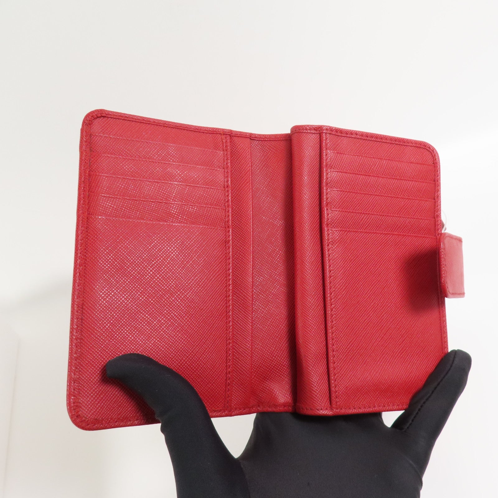 PRADA Saffiano皮革Middle Wallet金扣錢包