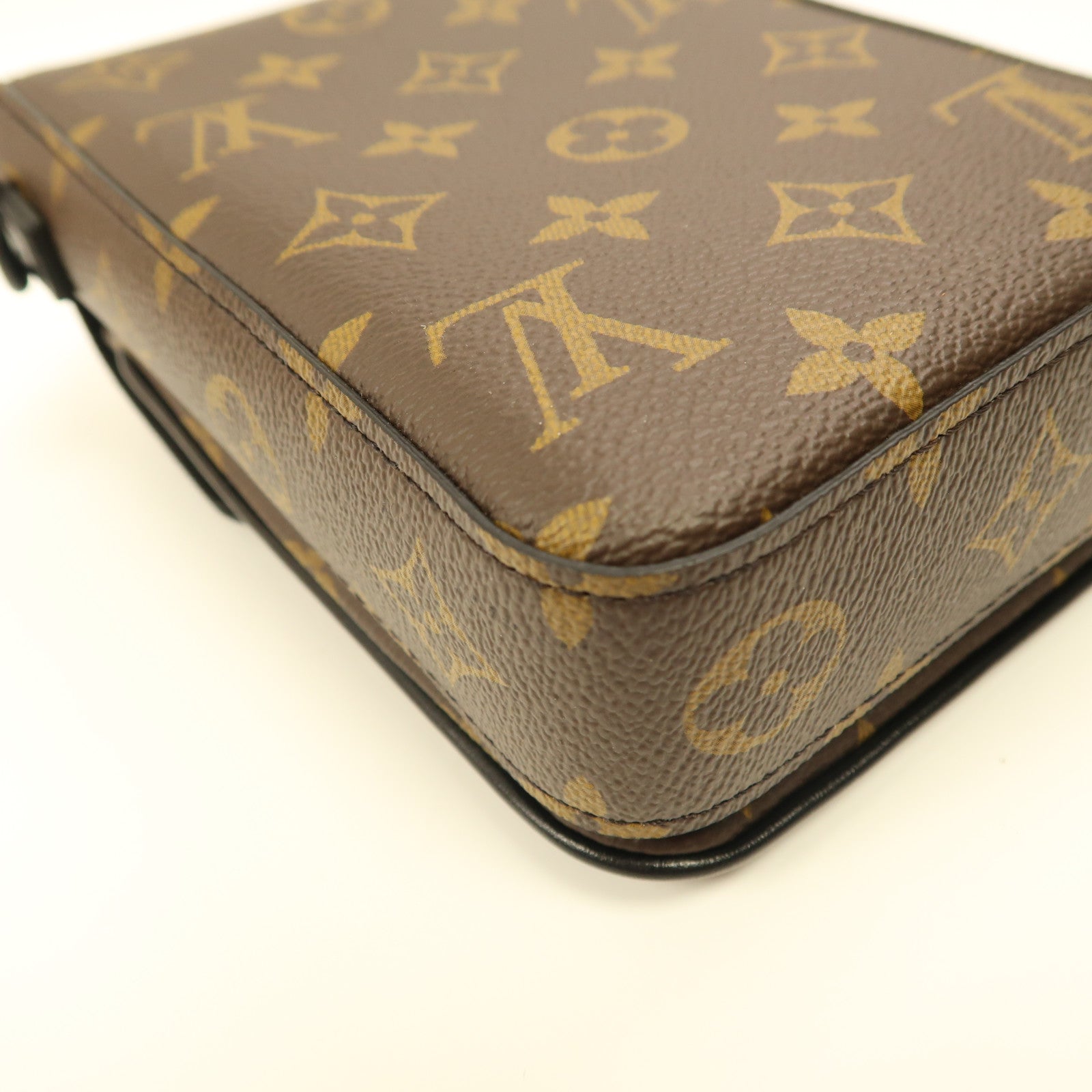 LOUIS VUITTON Monogram S-Lock Vertical肩背袋啡色/黑色