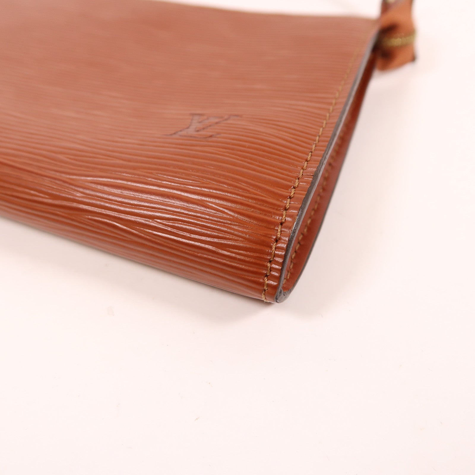 LOUIS VUITTON Epi Pochette Accessories金扣手挽袋焦糖色