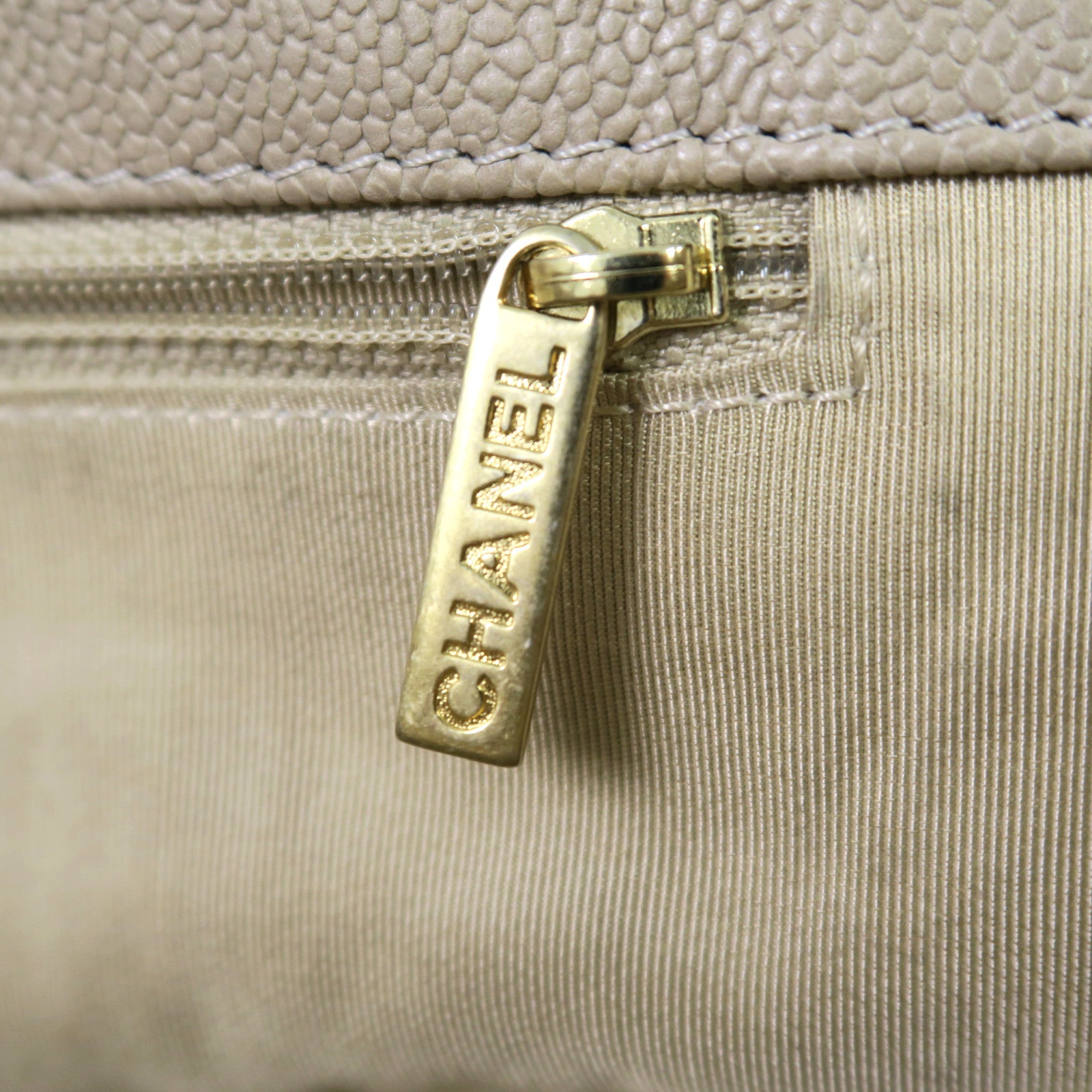 CHANEL 【激減優惠】Caviar皮革Chain Shoulder金扣鏈帶肩背袋米色