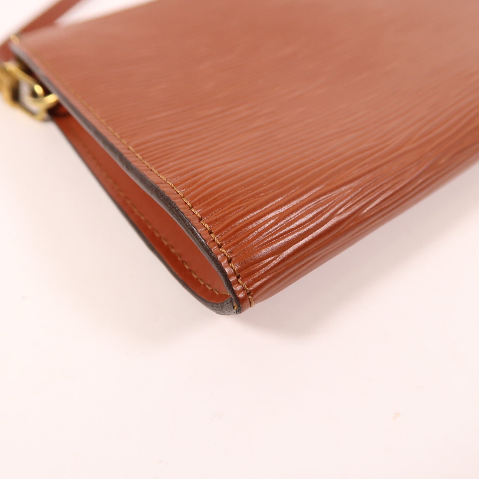 LOUIS VUITTON Epi Pochette Accessories金扣手挽袋焦糖色