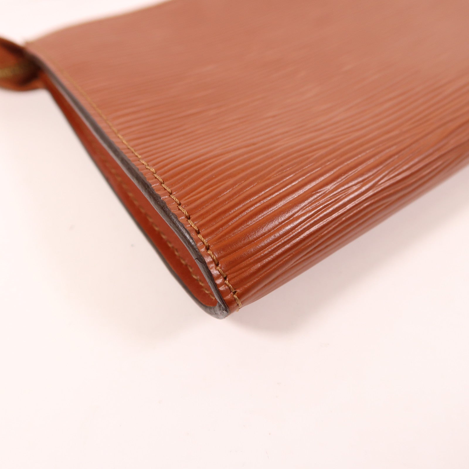LOUIS VUITTON Epi Pochette Accessories金扣手挽袋焦糖色