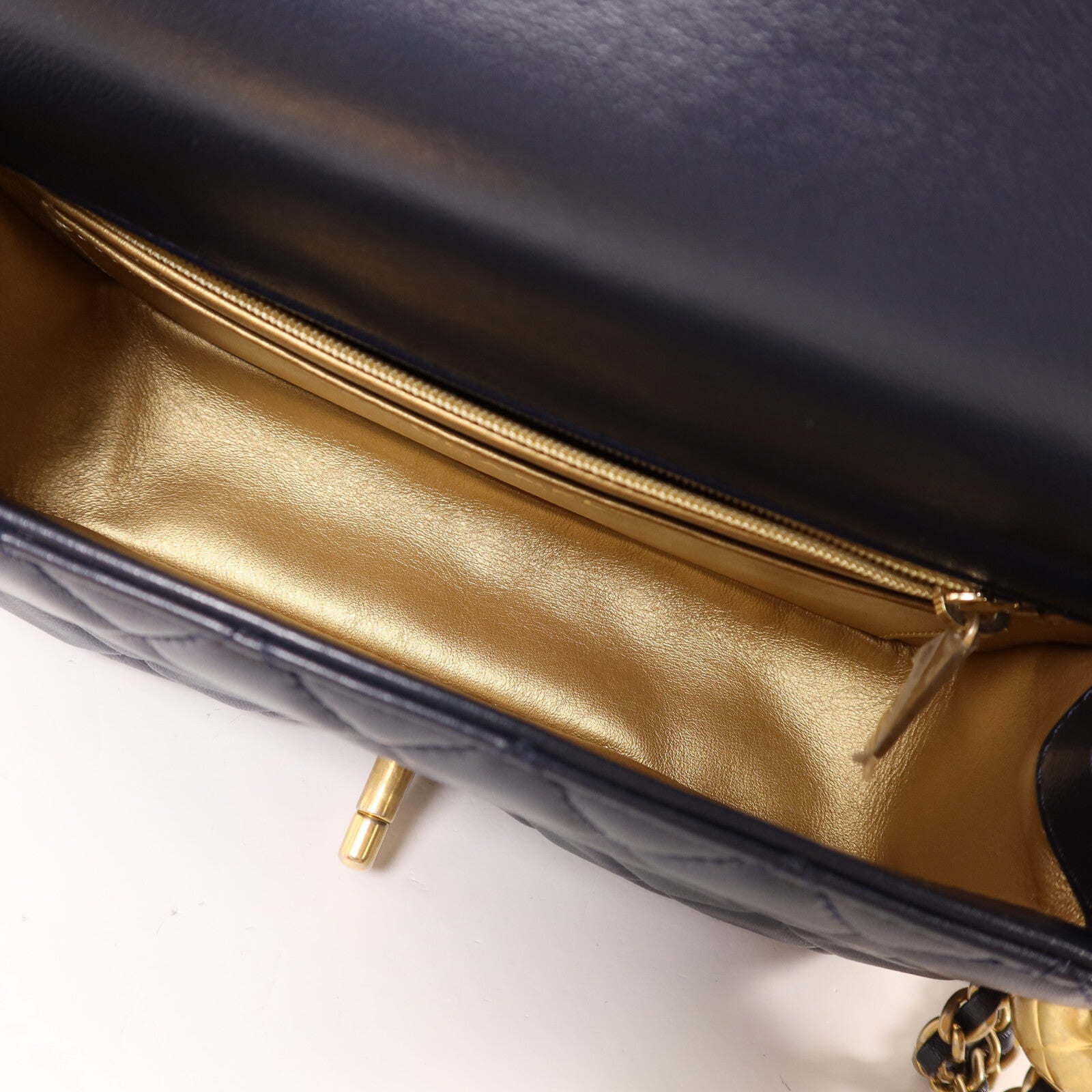 CHANEL 羊皮皮革Flap Bag With Pearl金扣鏈帶肩背袋