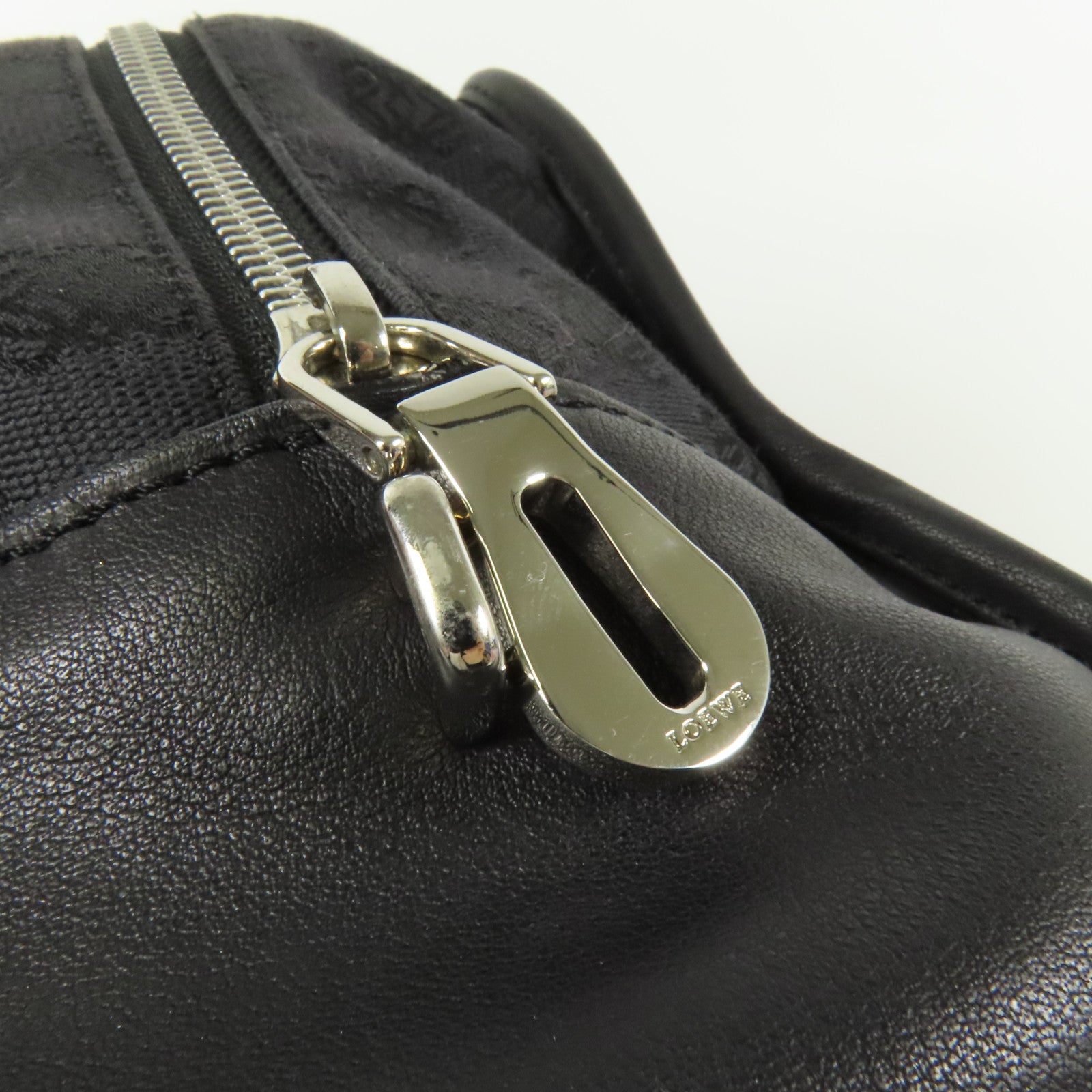 LOEWE 帆布Amazona銀扣手挽袋