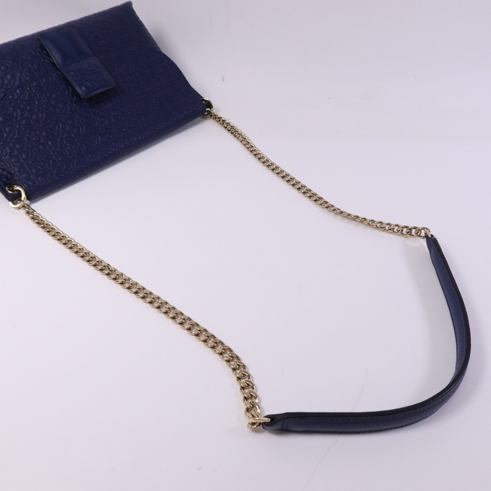 LOEWE 牛皮皮革Avenue Anagram金扣鏈帶肩背袋