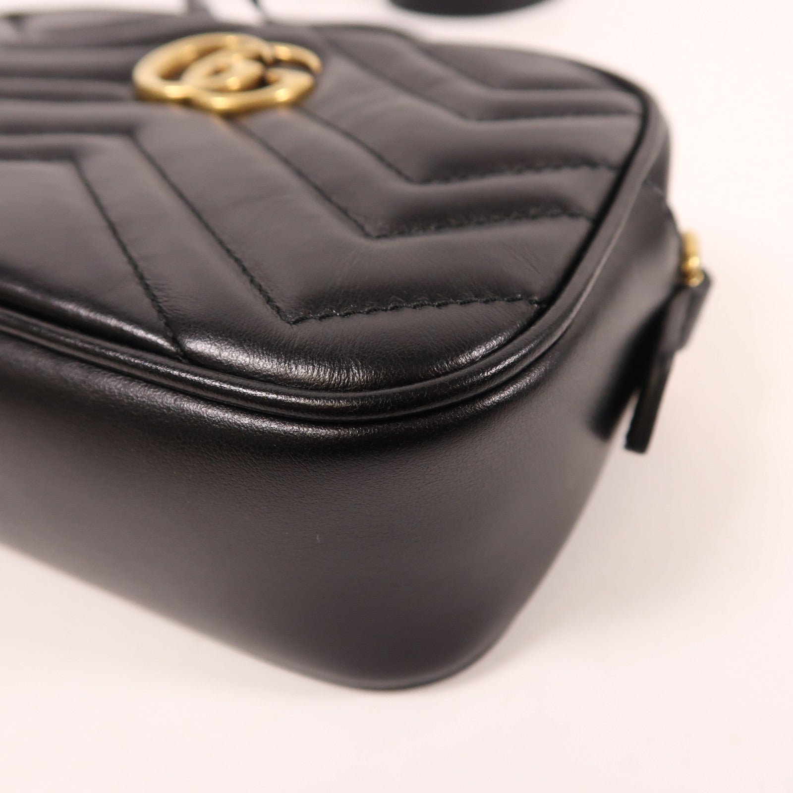 GUCCI 牛皮皮革GG Marmont金扣鏈帶肩背袋黑色