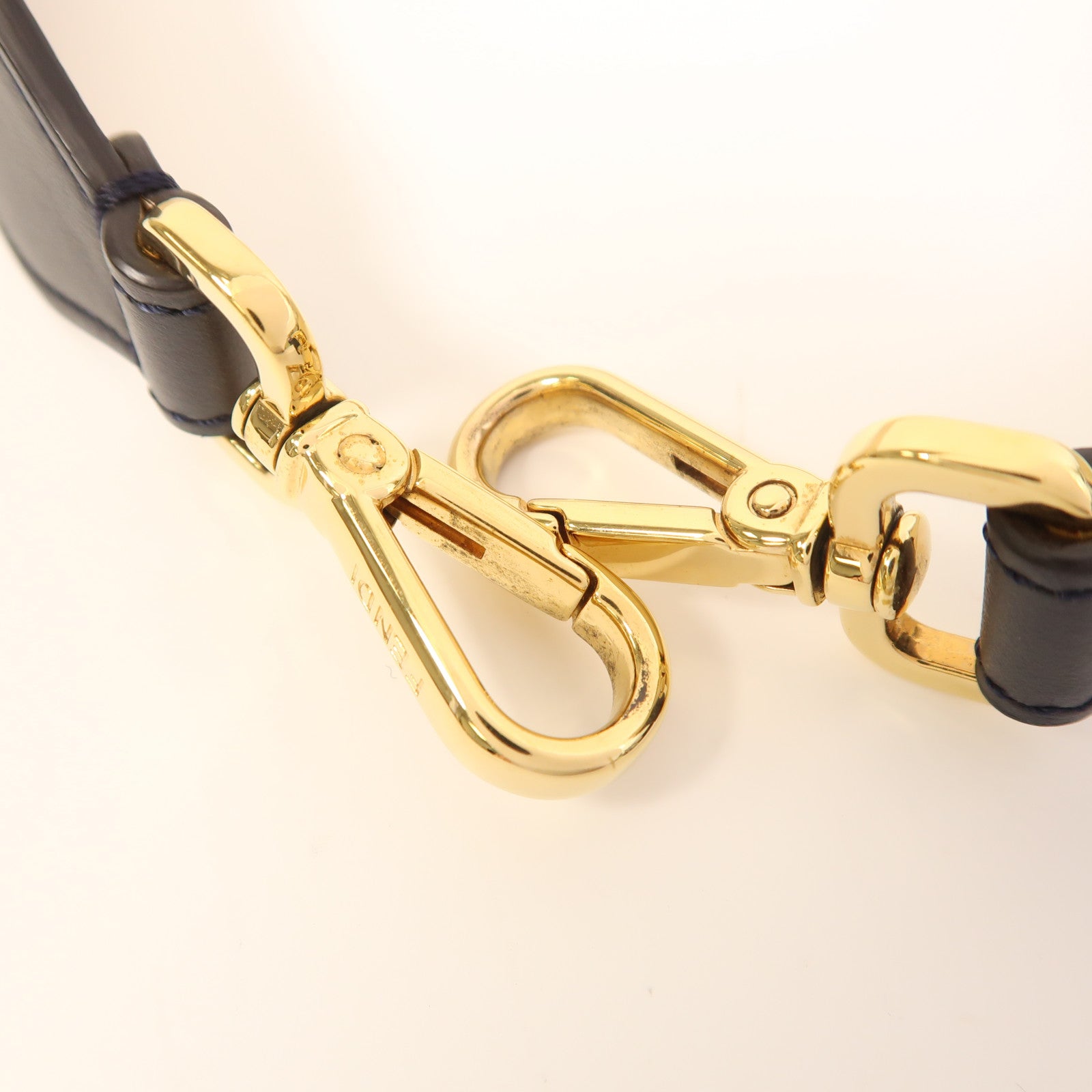 FENDI 牛皮皮革Shoulder Strap金扣肩背帶