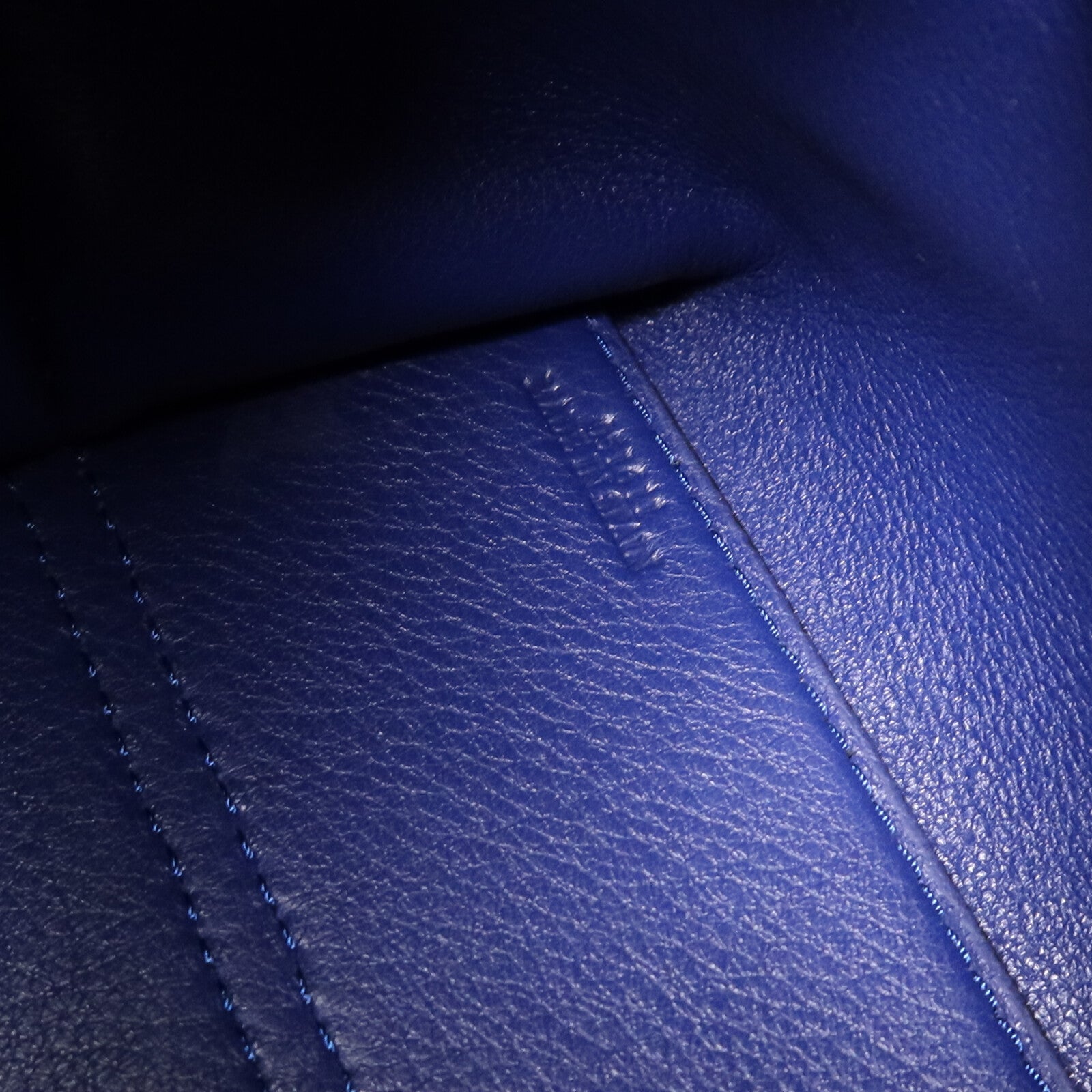 LOEWE 牛皮皮革Avenue Anagram金扣鏈帶肩背袋