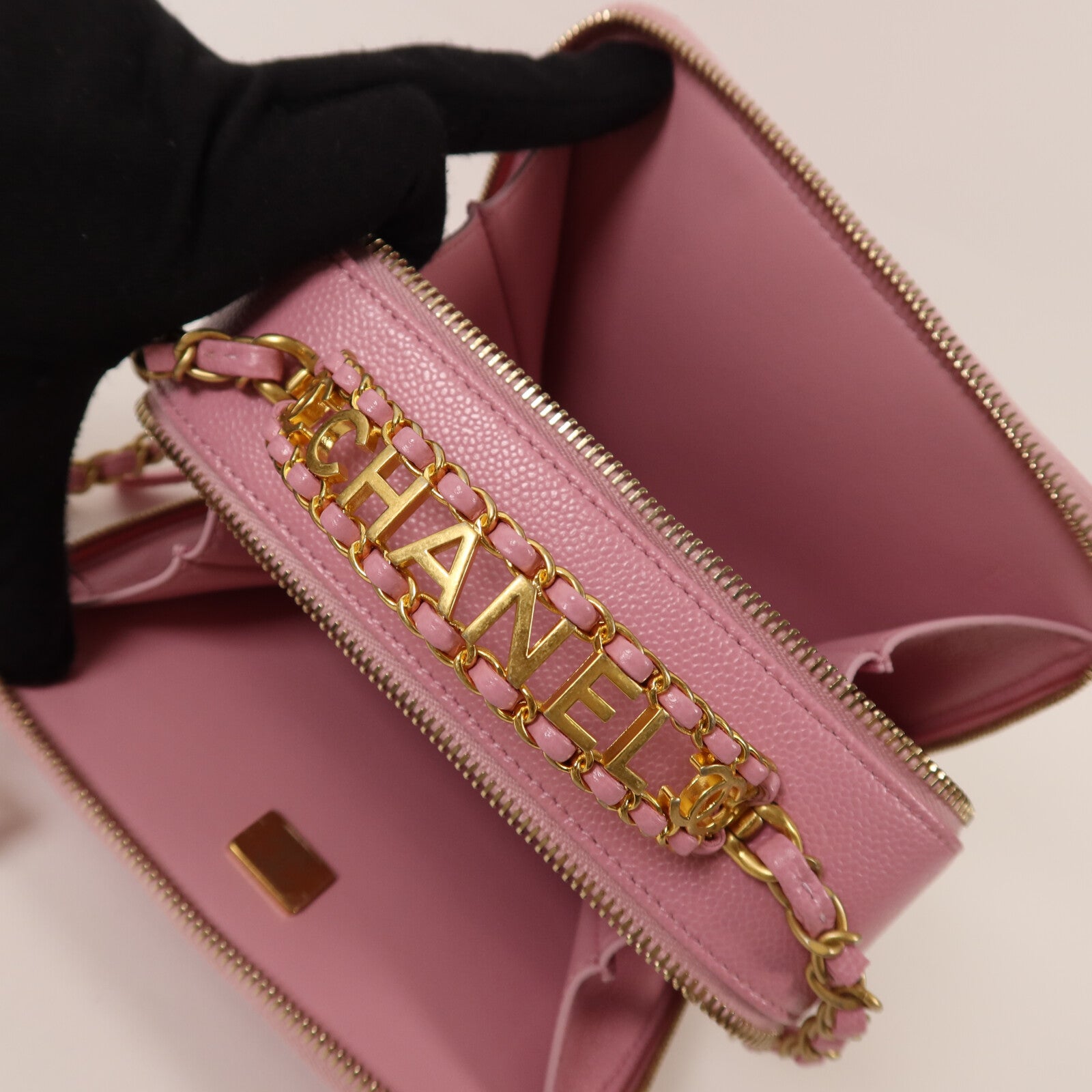 CHANEL 牛皮皮革Vanity Case金扣鏈帶肩背袋