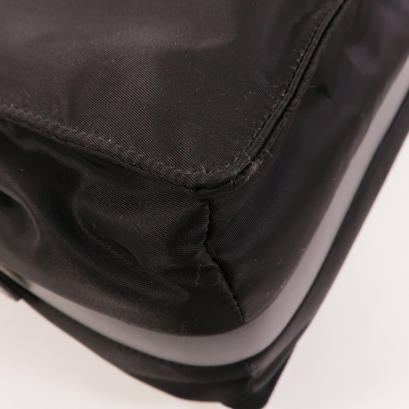 PRADA 尼龍Medium Padded Bag肩背袋
