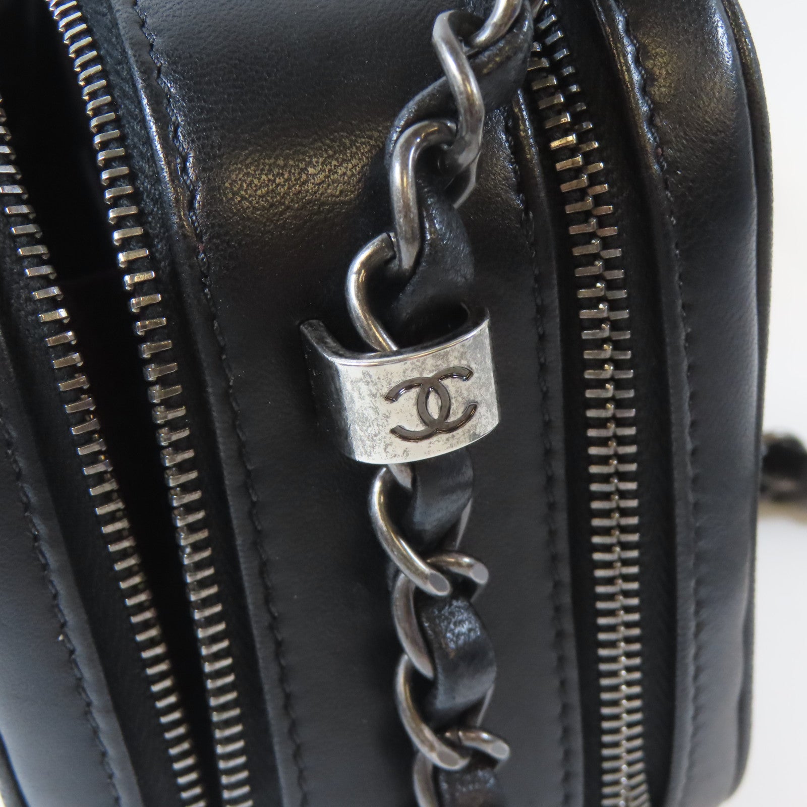 CHANEL 斜紋/菱格牛皮皮革Camera Bag黑扣鏈帶肩背袋黑色