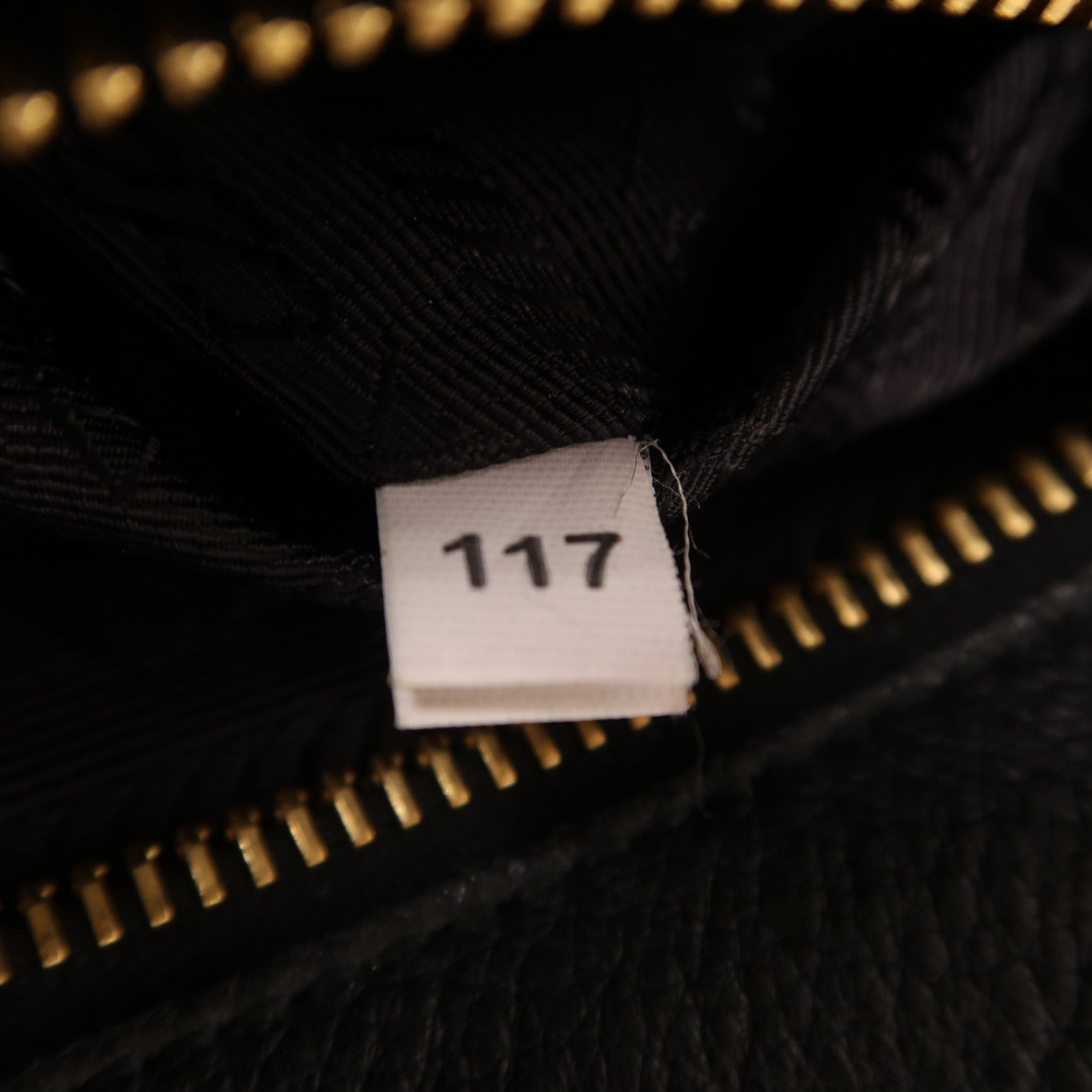 PRADA 牛皮皮革Shoulder Bag金扣肩背袋黑色