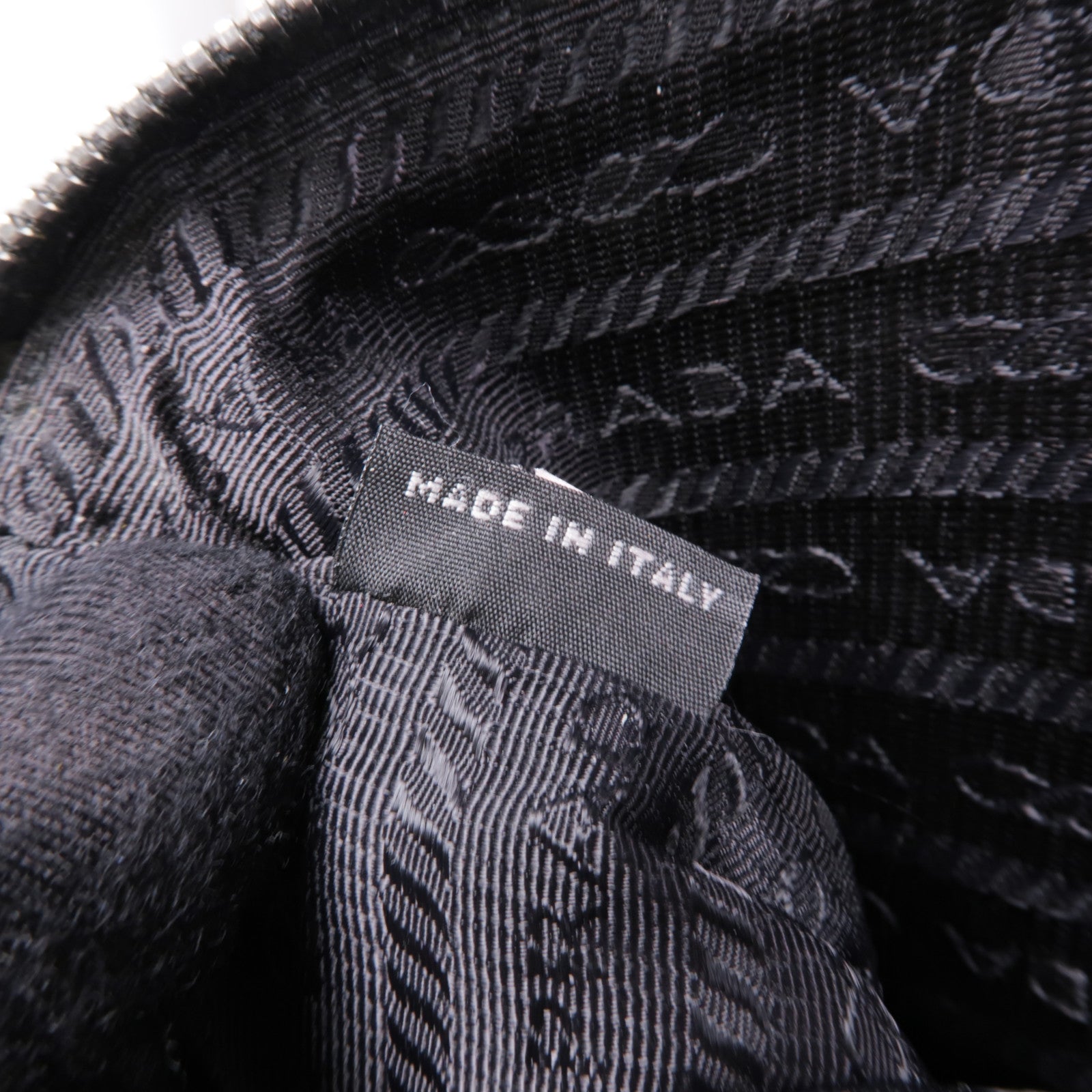 PRADA 尼龍Pouch Shoulder Bag銀扣肩背袋