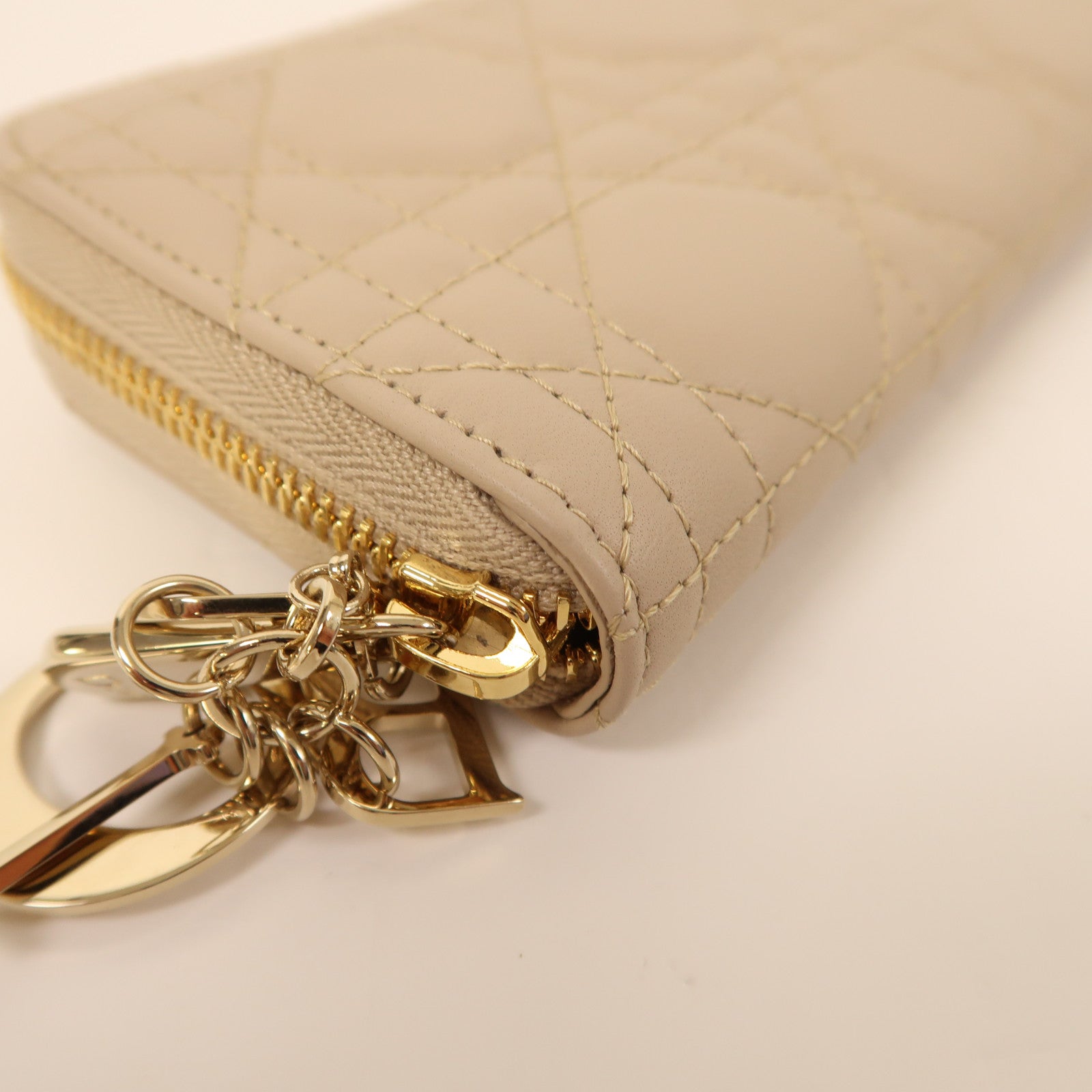 Dior 羊皮皮革Medium Lady Zipped Wallet金扣拉鏈長錢包米色