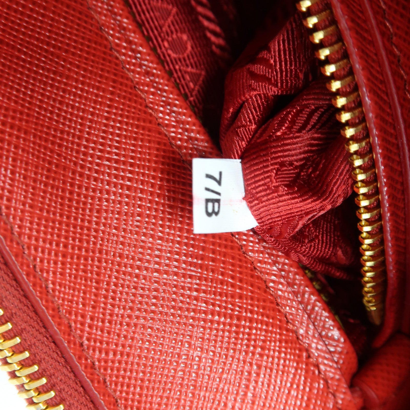PRADA Saffiano皮革Galleria金扣手挽袋紅色