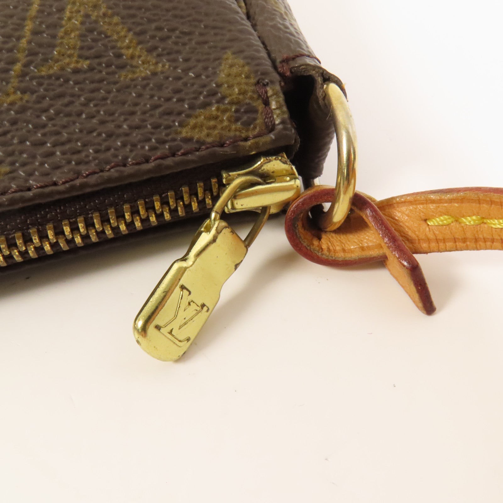 LOUIS VUITTON Monogram Pochette Accessoires金扣手挽袋棕色