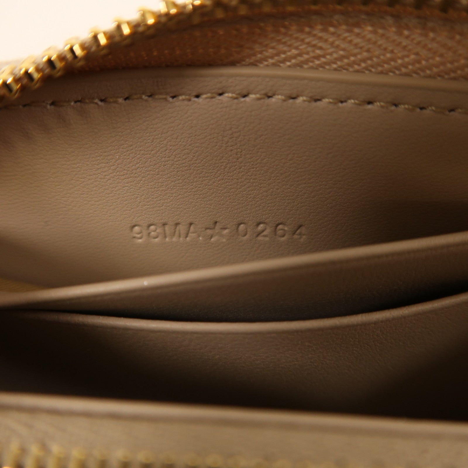 Dior 羊皮皮革Medium Lady Zipped Wallet金扣拉鏈長錢包米色