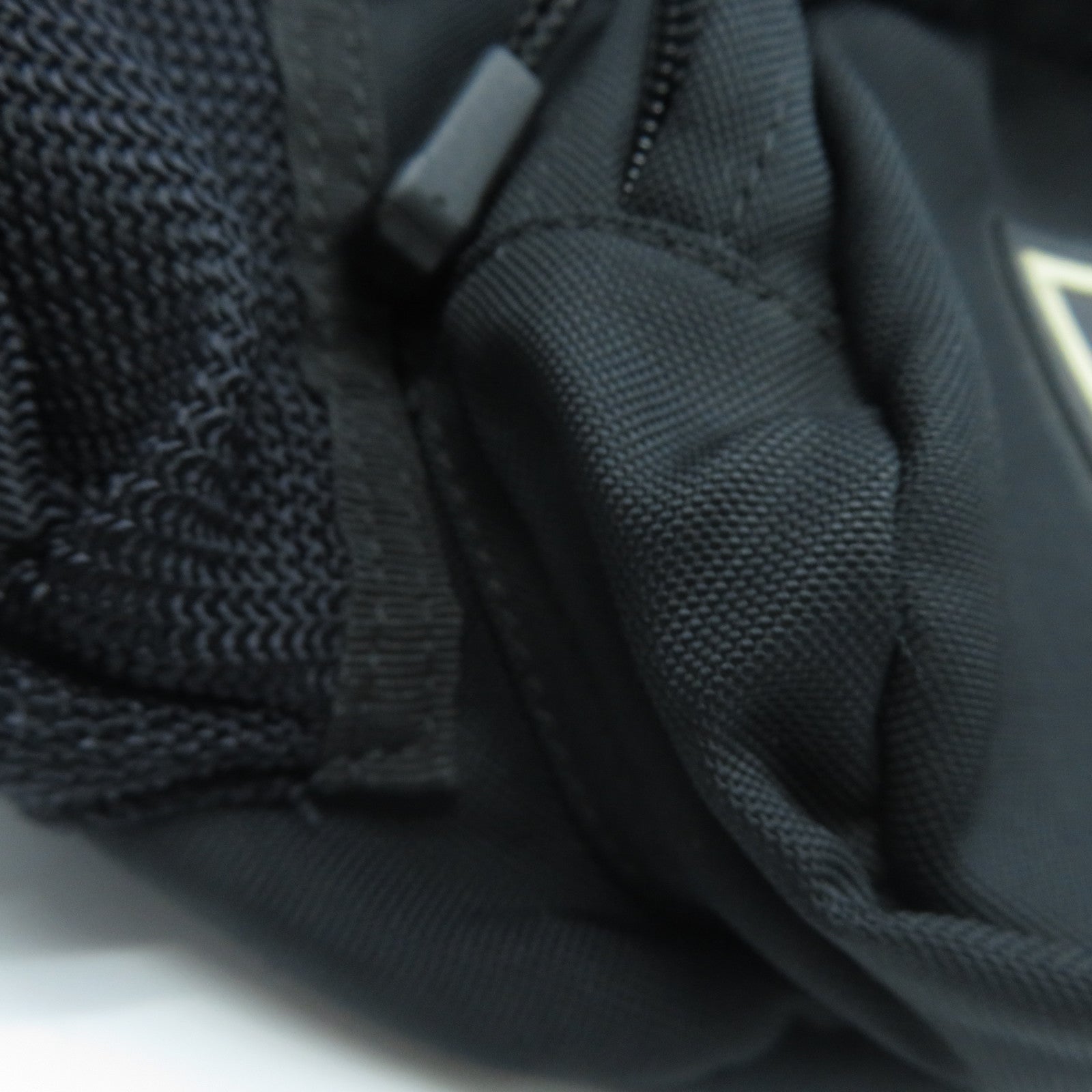 CHANEL **【清倉大減價】尼龍Body Bag銀扣腰包黑色