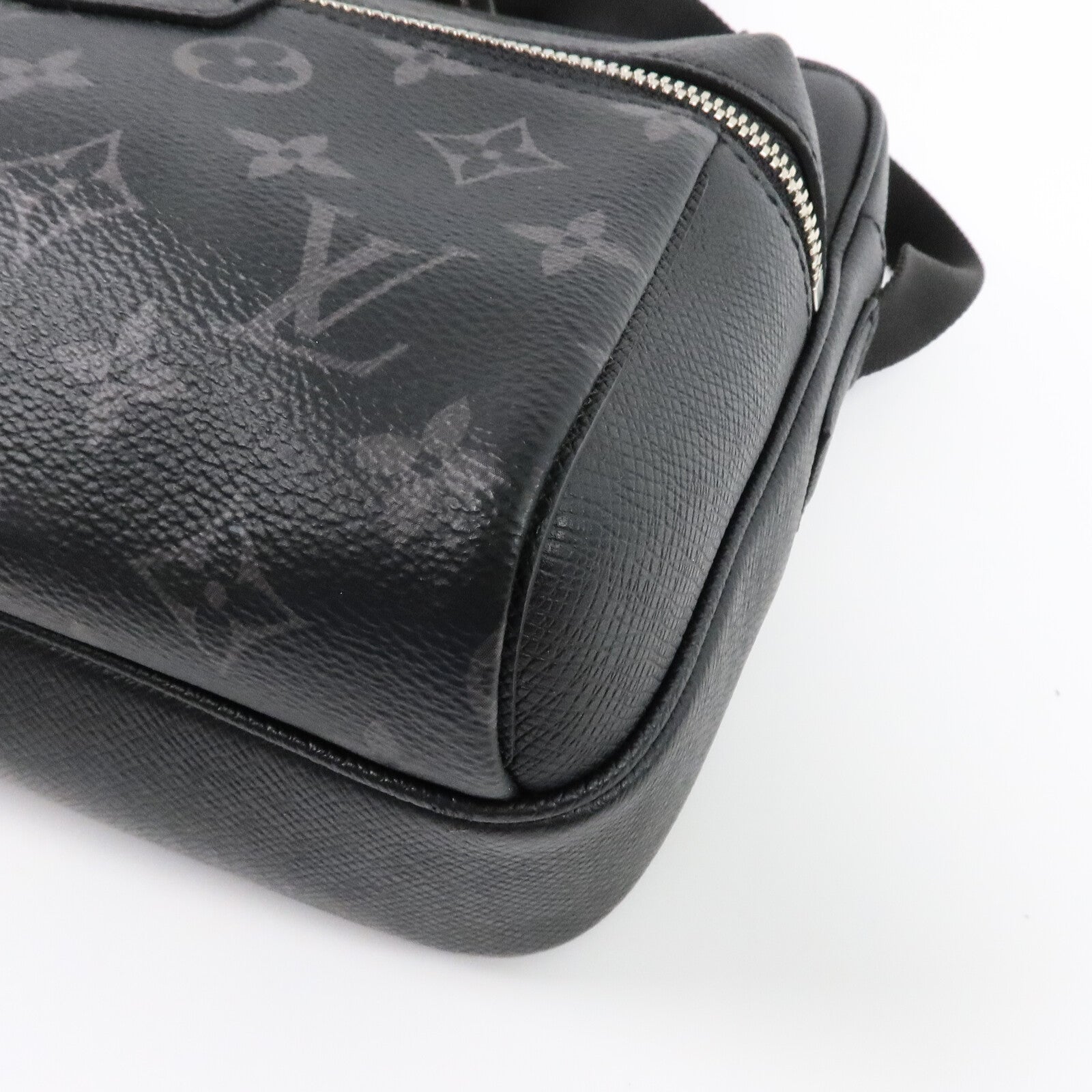 LOUIS VUITTON Monogram Eclipse/Taiga Outdoor Messenger銀扣肩背袋