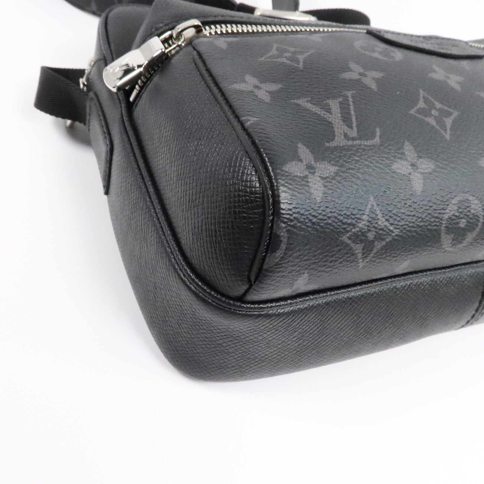 LOUIS VUITTON Monogram Eclipse/Taiga Outdoor Messenger銀扣肩背袋