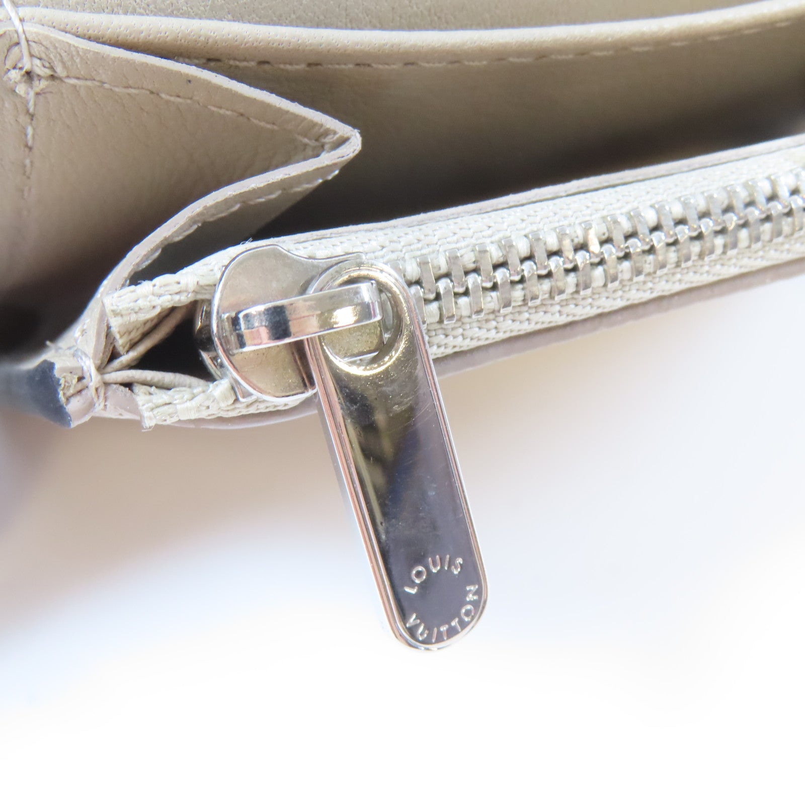 LOUIS VUITTON Mahina Anae銀扣零錢包米色