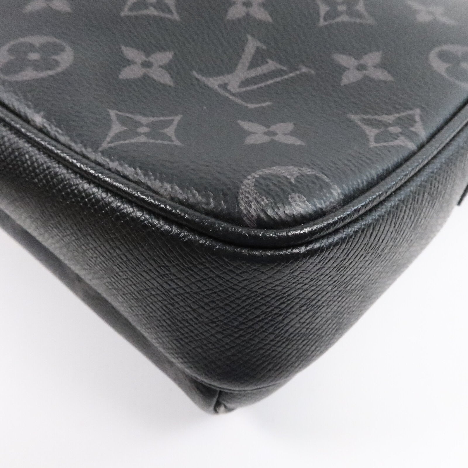 LOUIS VUITTON Monogram Eclipse/Taiga Outdoor Messenger銀扣肩背袋