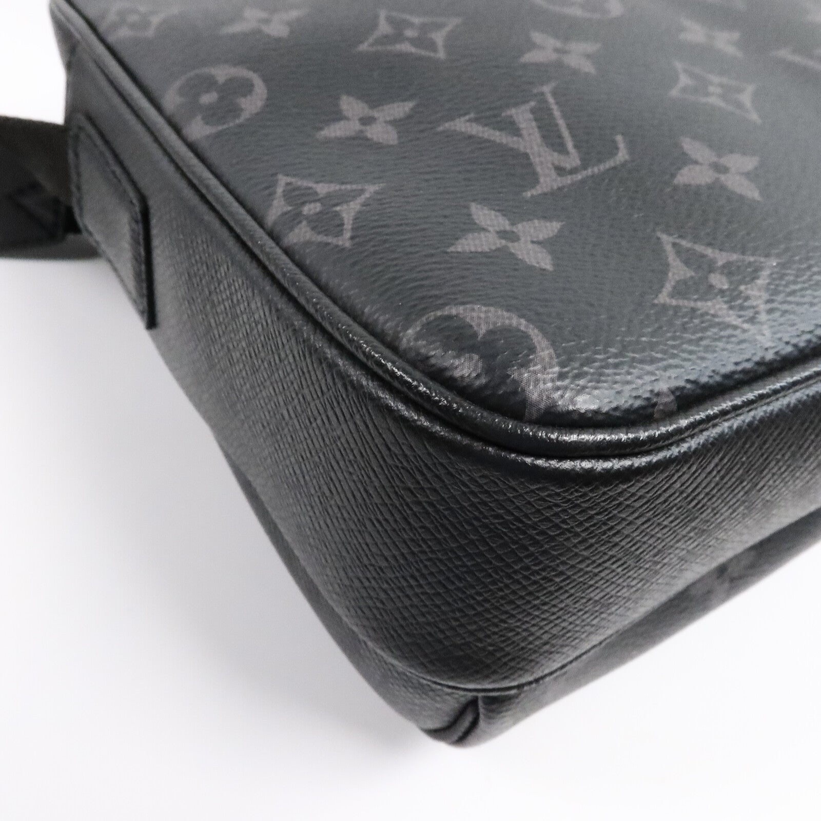 LOUIS VUITTON Monogram Eclipse/Taiga Outdoor Messenger銀扣肩背袋