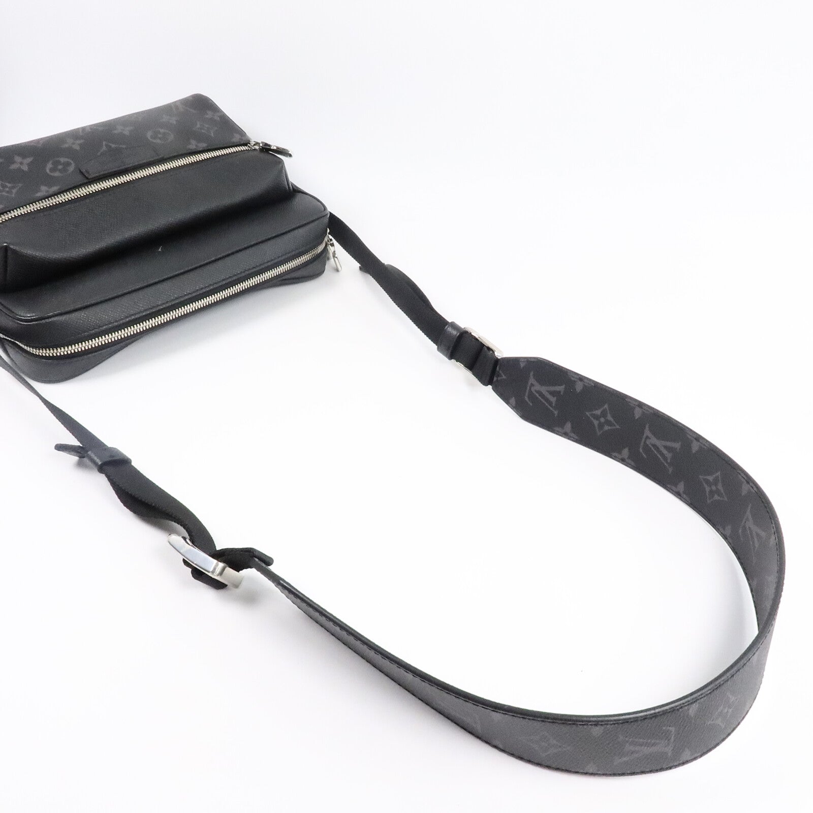 LOUIS VUITTON Monogram Eclipse/Taiga Outdoor Messenger銀扣肩背袋