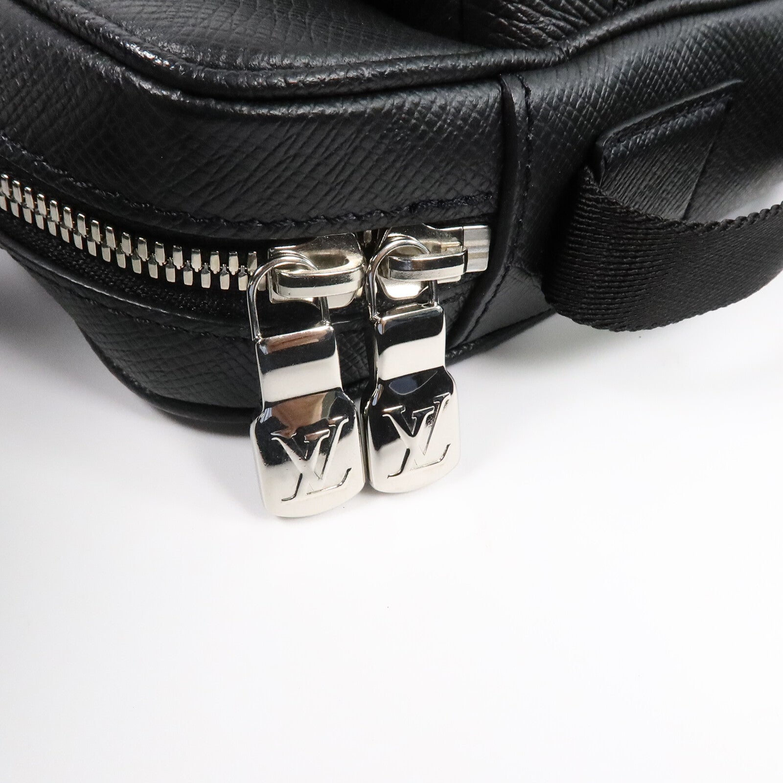 LOUIS VUITTON Monogram Eclipse/Taiga Outdoor Messenger銀扣肩背袋