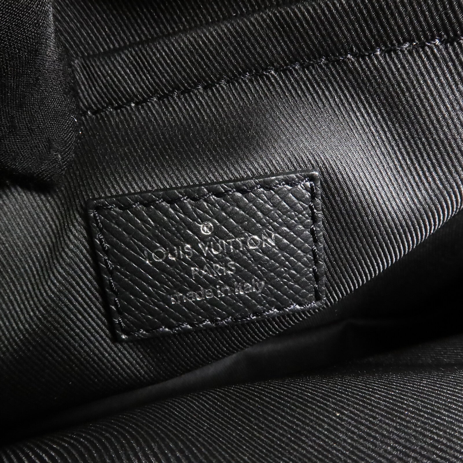 LOUIS VUITTON Monogram Eclipse/Taiga Outdoor Messenger銀扣肩背袋