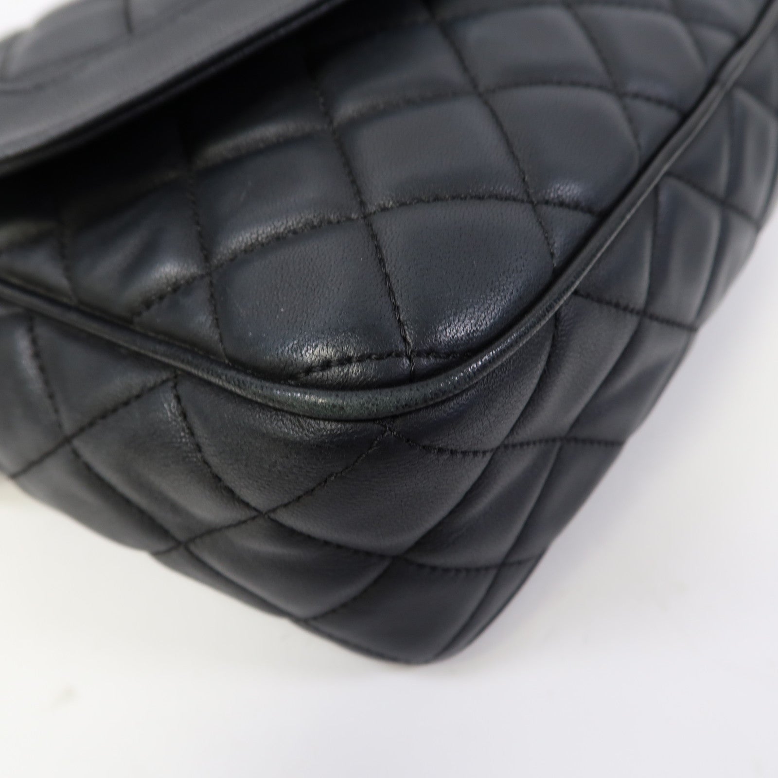 CHANEL 菱格牛皮皮革Chain Shoulder金扣鏈帶肩背袋黑色