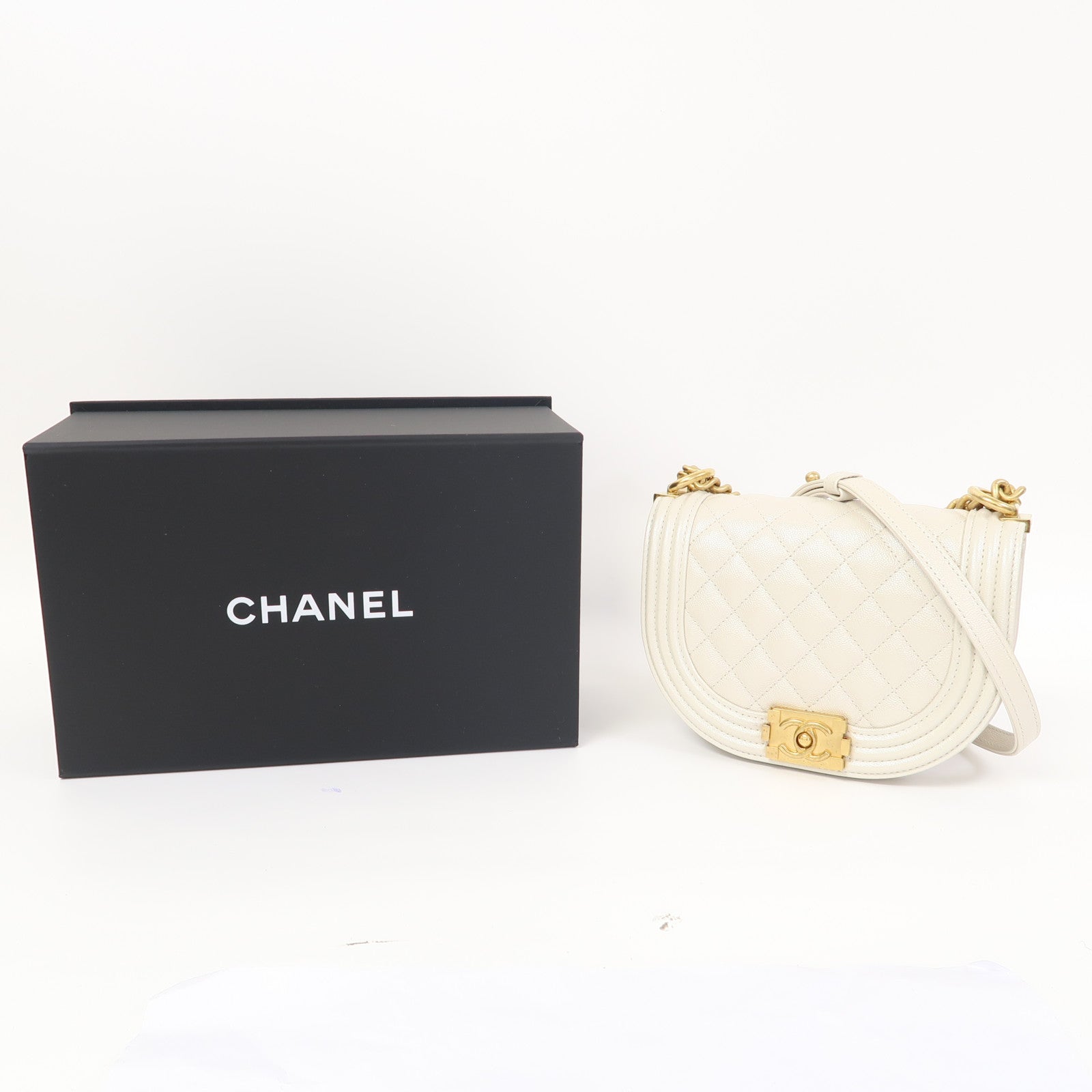 CHANEL 菱格牛皮皮革Boy Messenger金扣鏈帶肩背袋米色