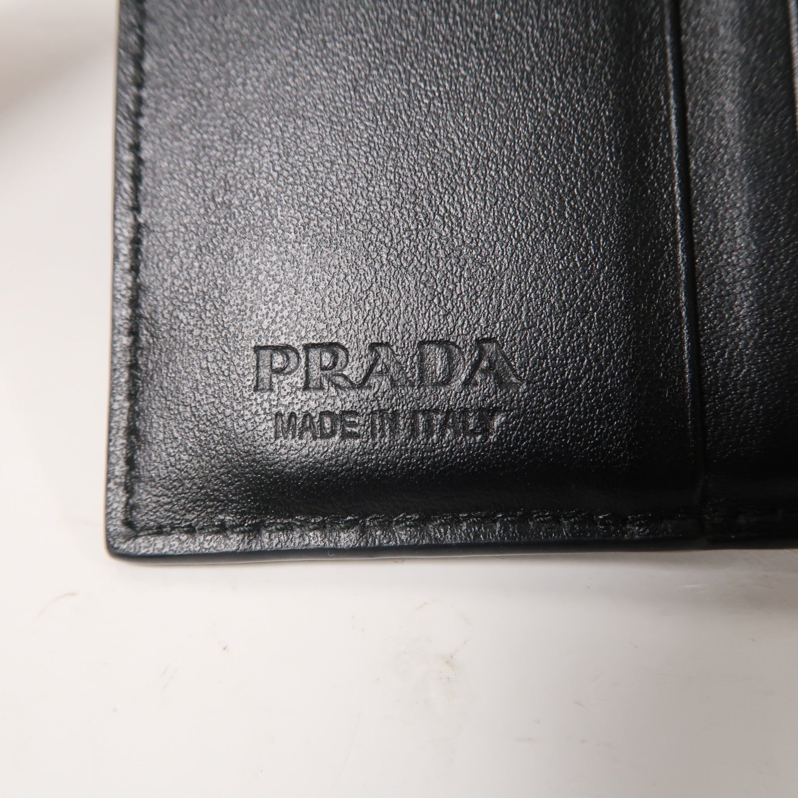 PRADA 【激減優惠】皮革Brushed Wallet折疊錢包黑色
