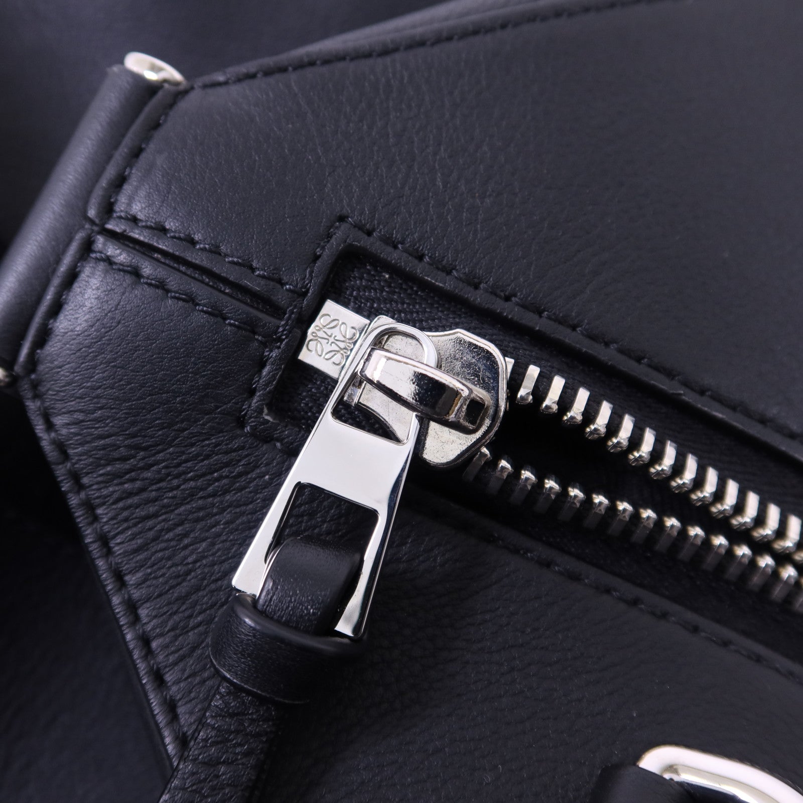 LOEWE 牛皮皮革Convertible Backpack銀扣背包