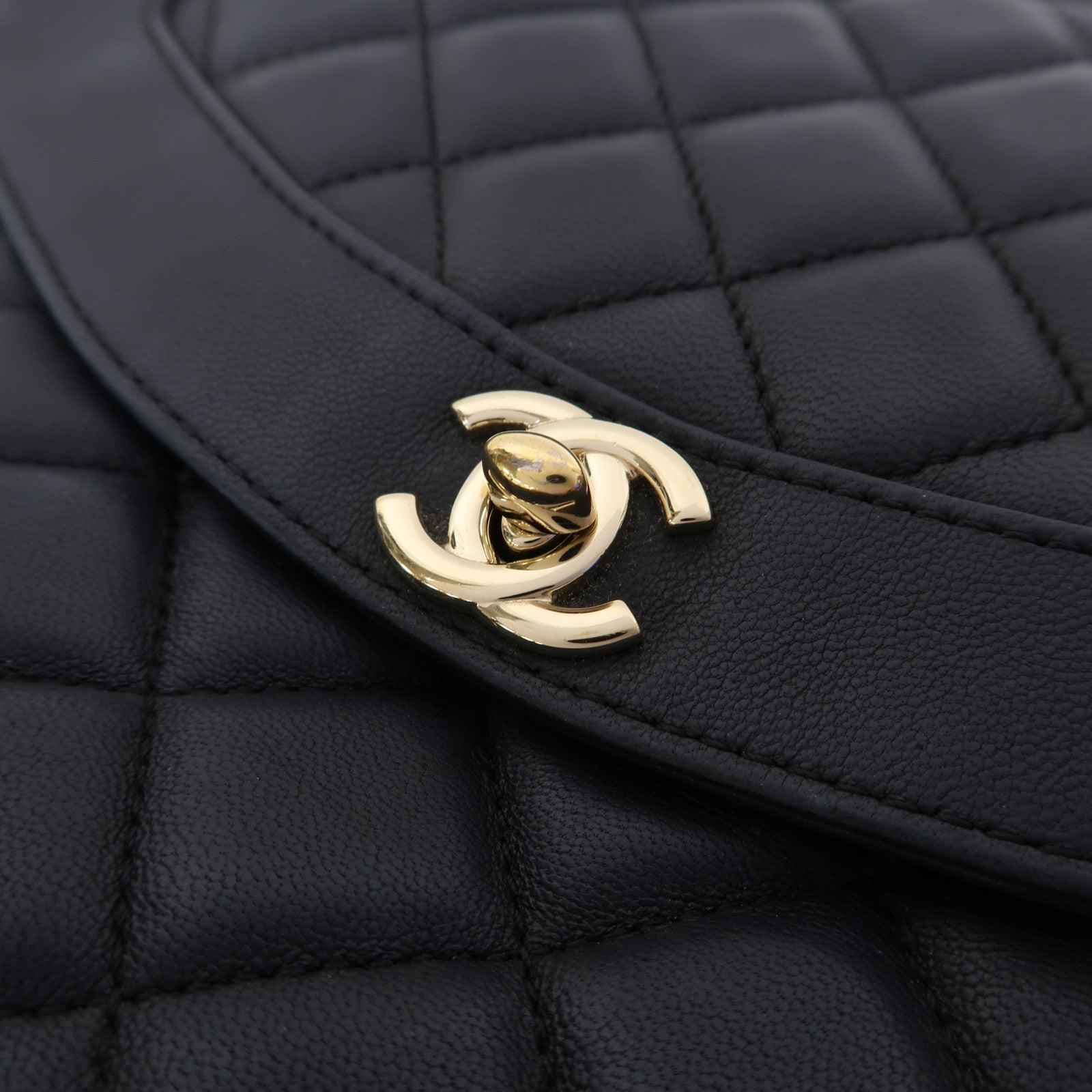 CHANEL 菱格牛皮皮革Chain Shoulder金扣鏈帶肩背袋黑色