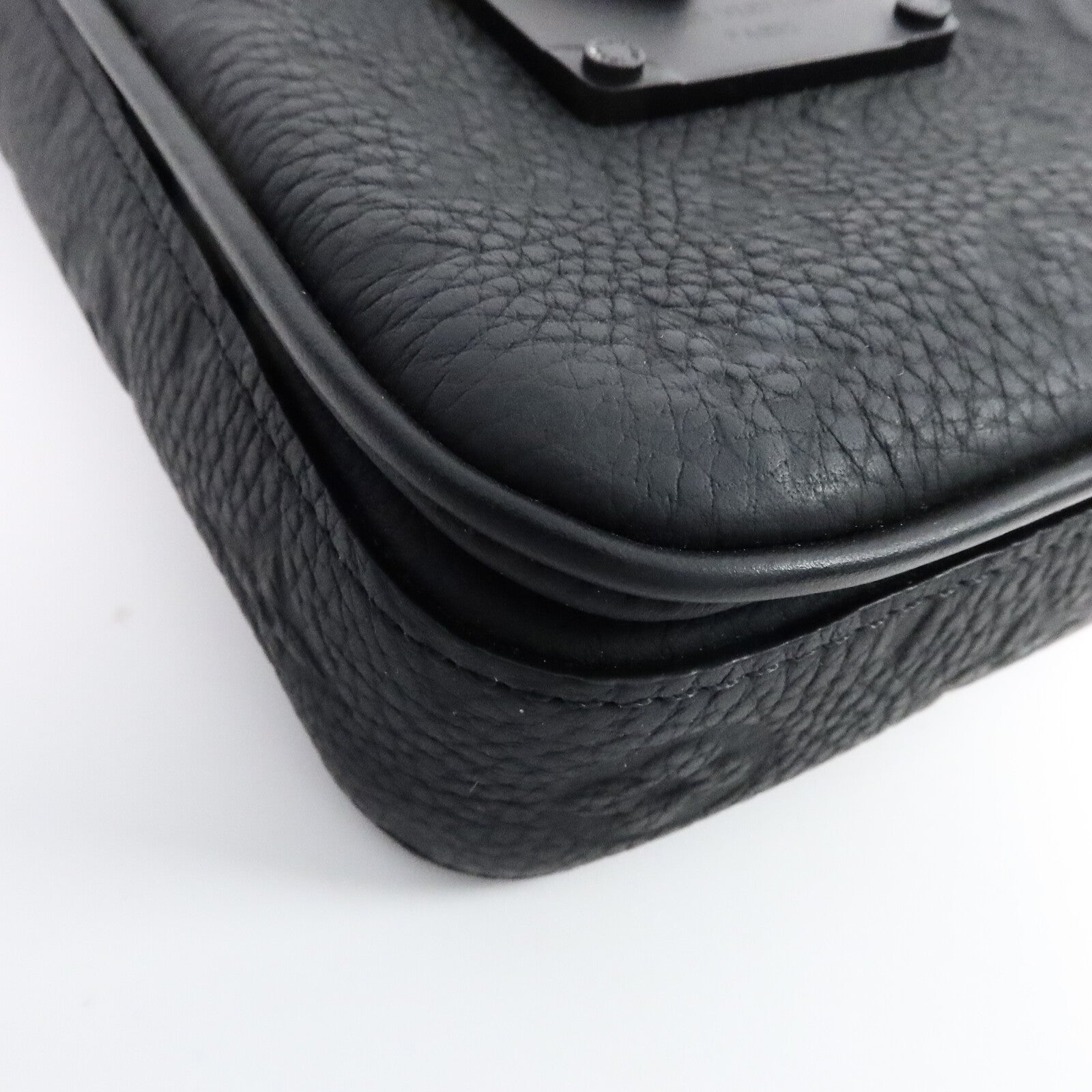 LOUIS VUITTON Monogram Taurillon S-Lock Vertical Wearable肩背袋