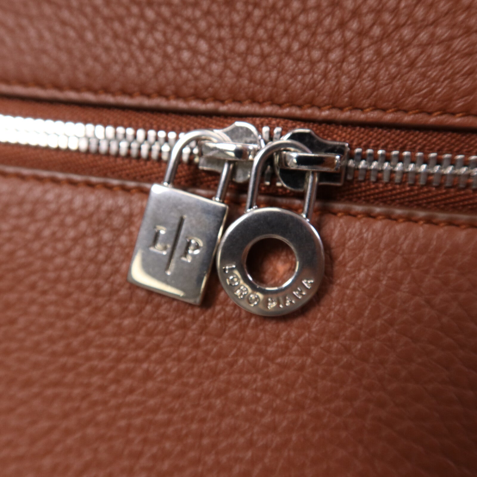 Loro Piana 牛皮皮革Extra Pocket L27銀扣手挽肩背兩用袋