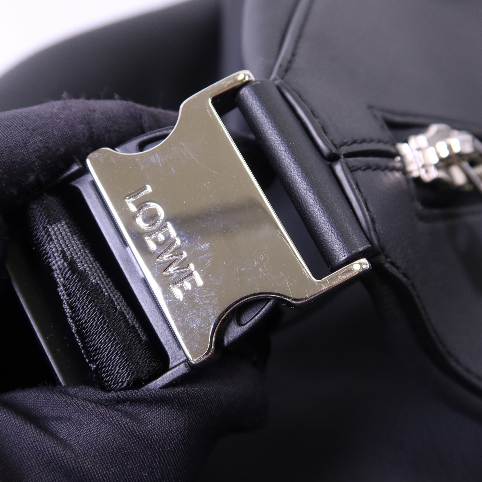 LOEWE 牛皮皮革Convertible Backpack銀扣背包