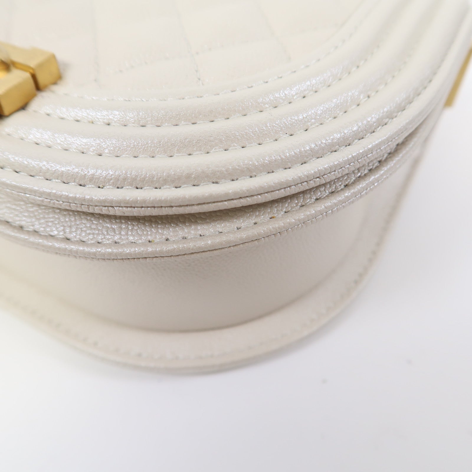 CHANEL 菱格牛皮皮革Boy Messenger金扣鏈帶肩背袋米色