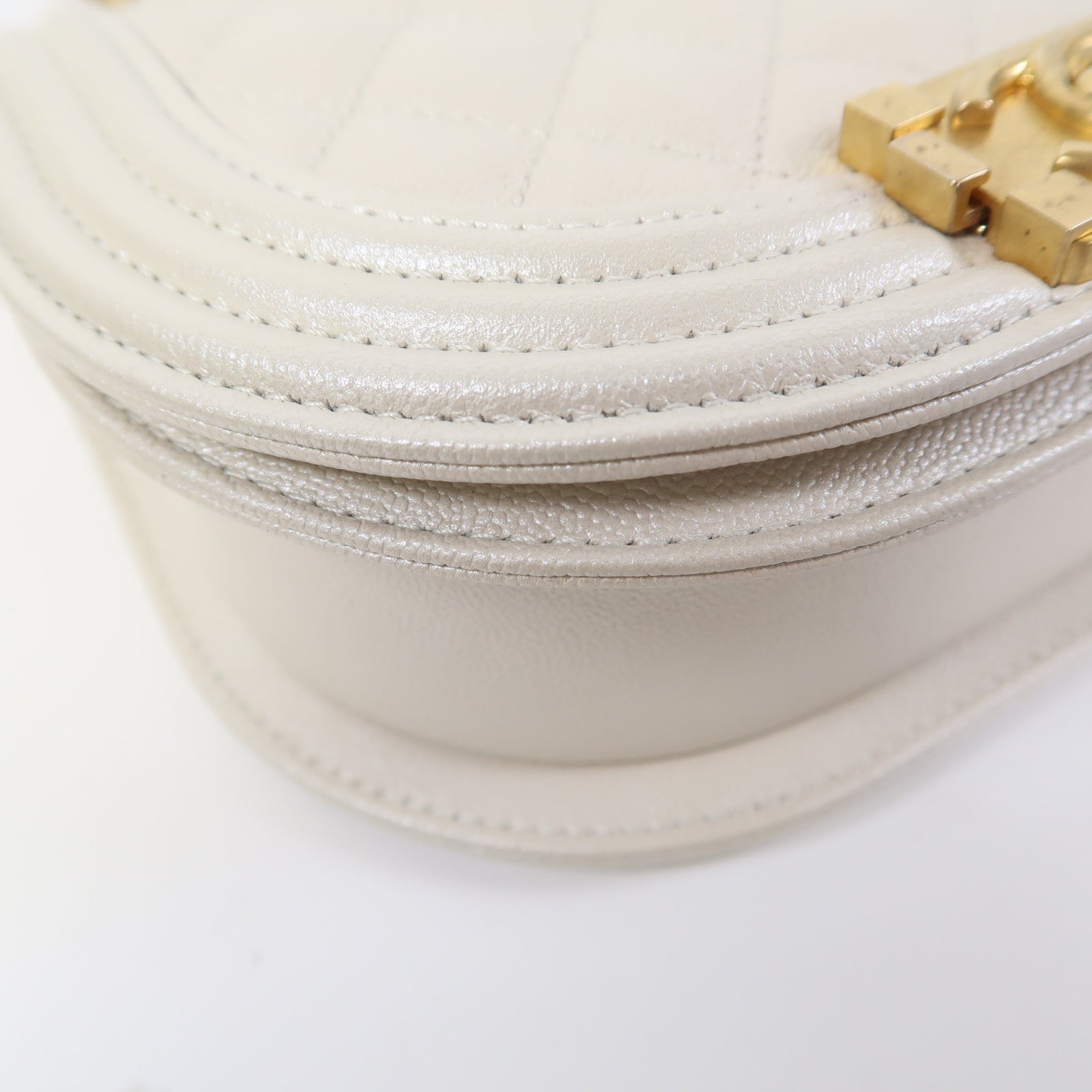 CHANEL 菱格牛皮皮革Boy Messenger金扣鏈帶肩背袋米色