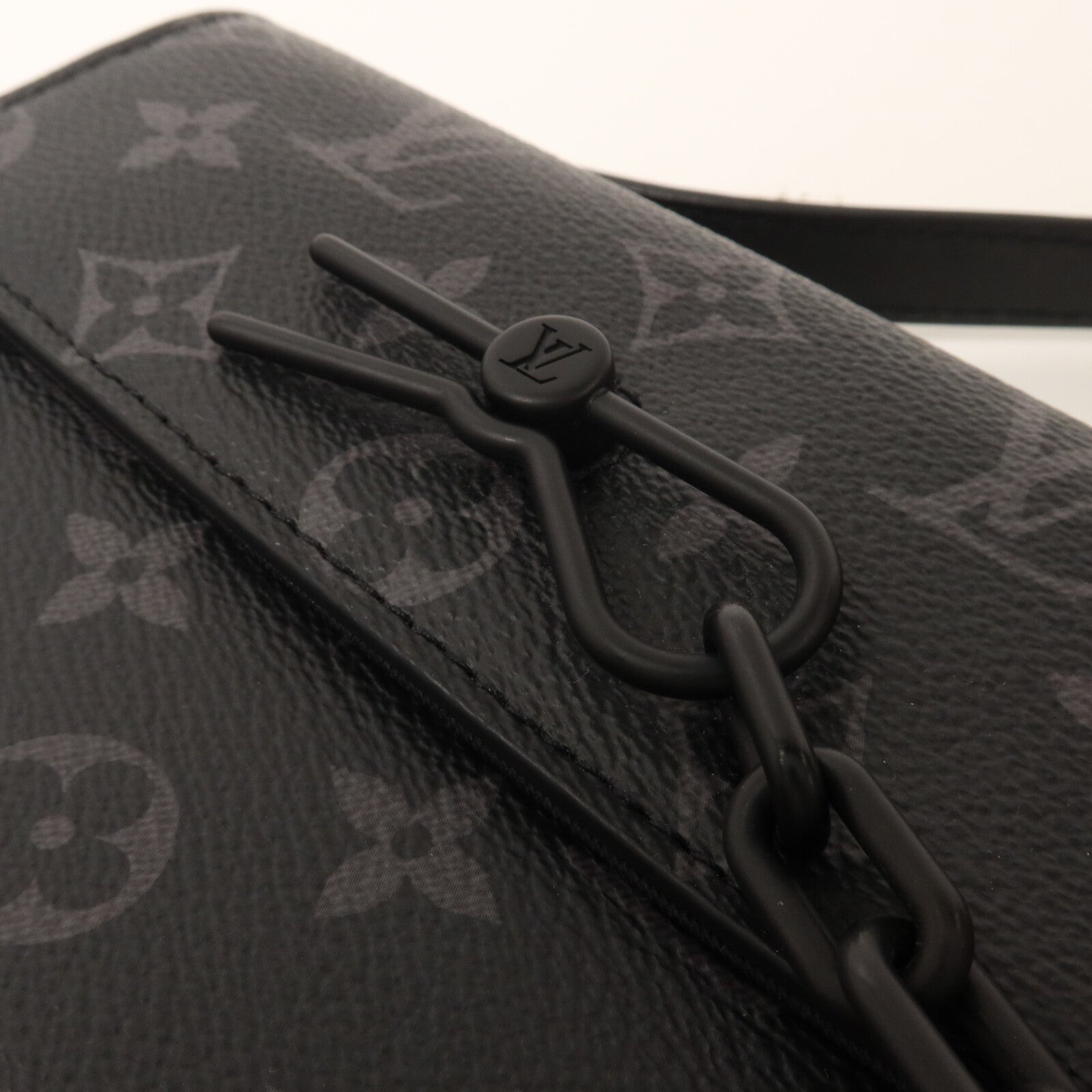 LOUIS VUITTON Monogram Eclipse Steamer Wearable Wallet肩背袋