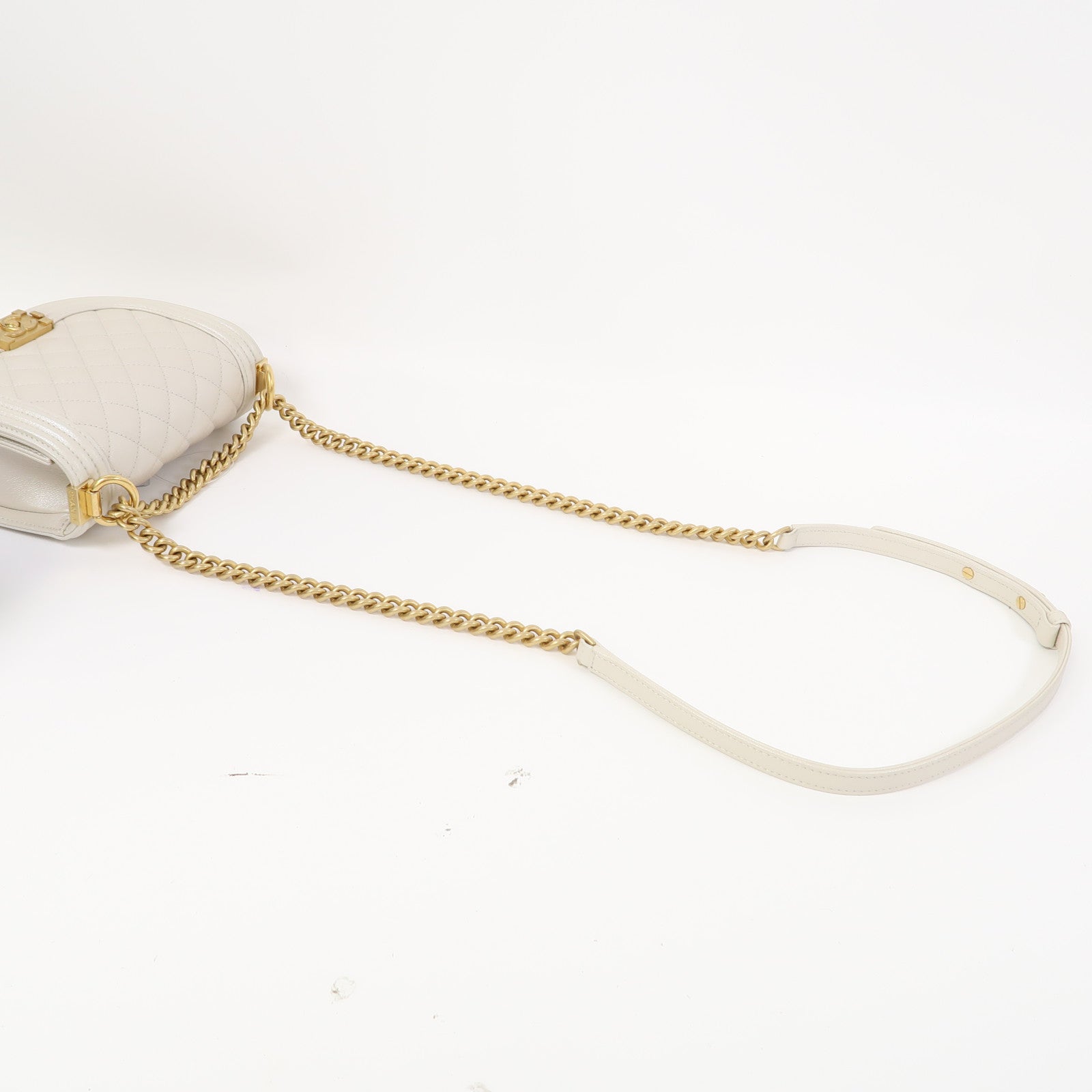 CHANEL 菱格牛皮皮革Boy Messenger金扣鏈帶肩背袋米色