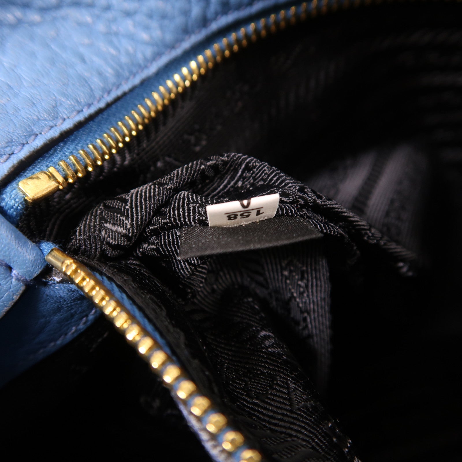 PRADA 牛皮皮革Shoulder Bag金扣肩背袋