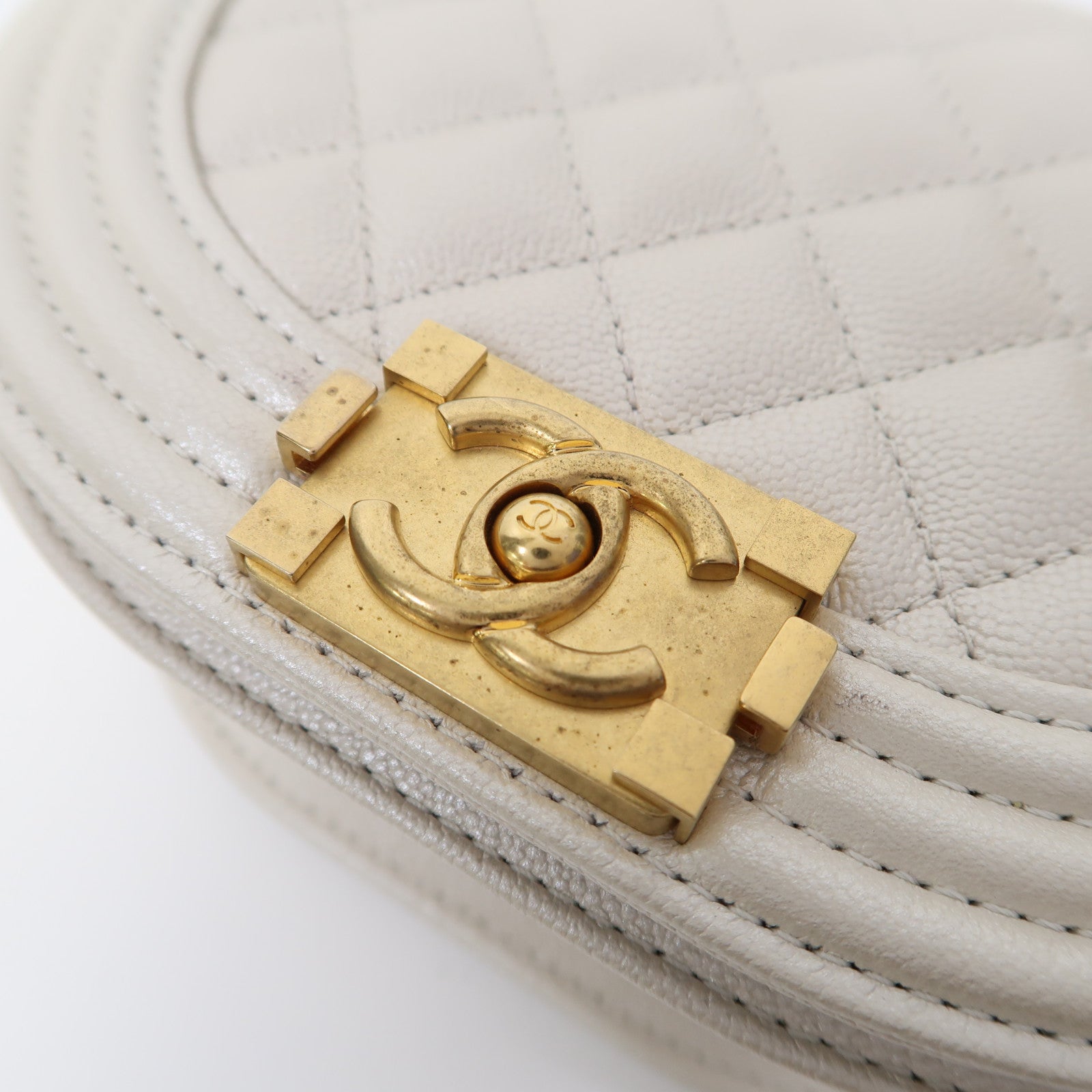 CHANEL 菱格牛皮皮革Boy Messenger金扣鏈帶肩背袋米色