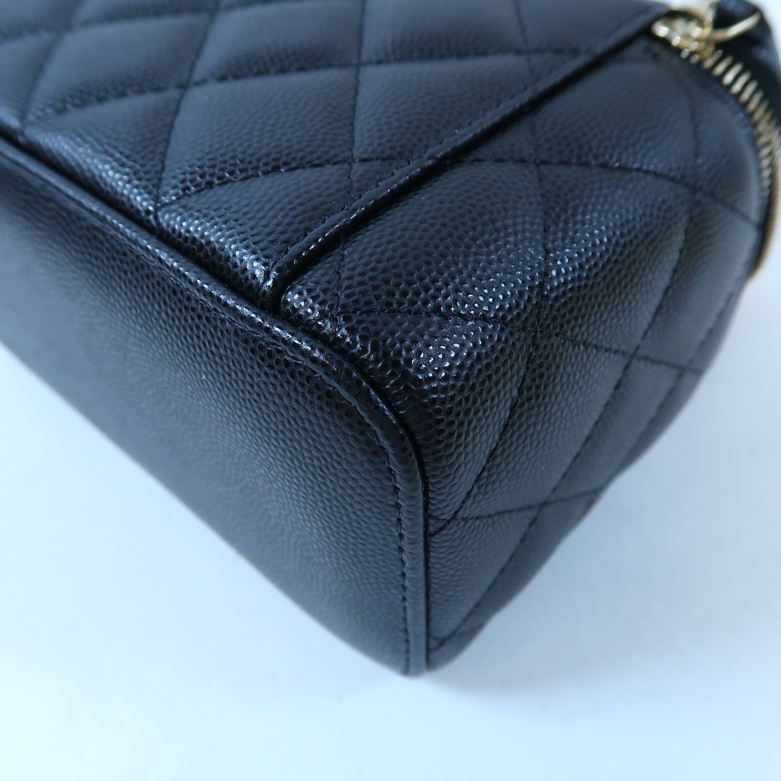 CHANEL 菱格Caviar皮革Vanity Case金扣鏈帶肩背袋黑色