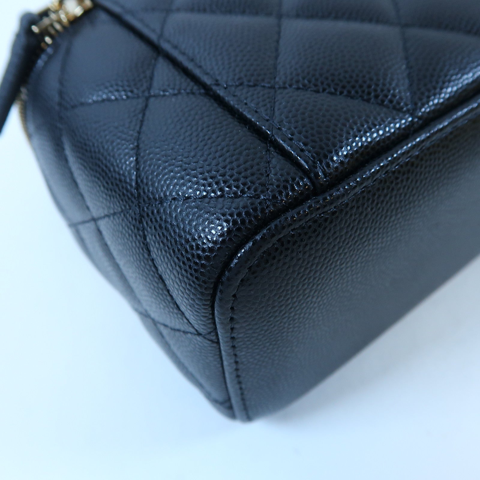 CHANEL 菱格Caviar皮革Vanity Case金扣鏈帶肩背袋黑色