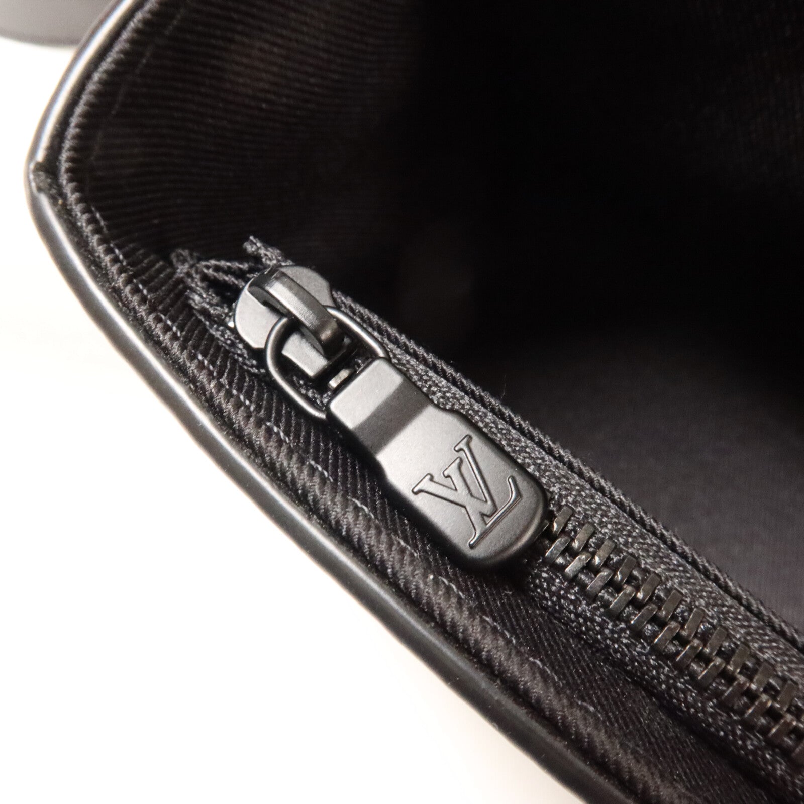 LOUIS VUITTON Monogram Eclipse Steamer Wearable Wallet肩背袋