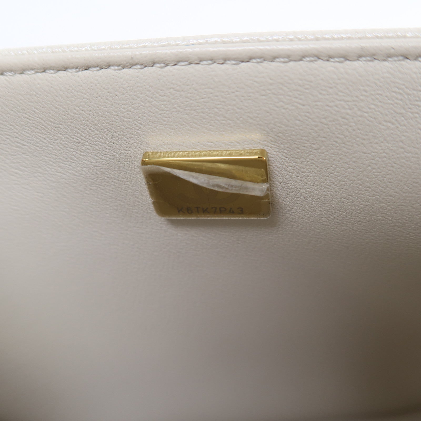 CHANEL 菱格牛皮皮革Boy Messenger金扣鏈帶肩背袋米色