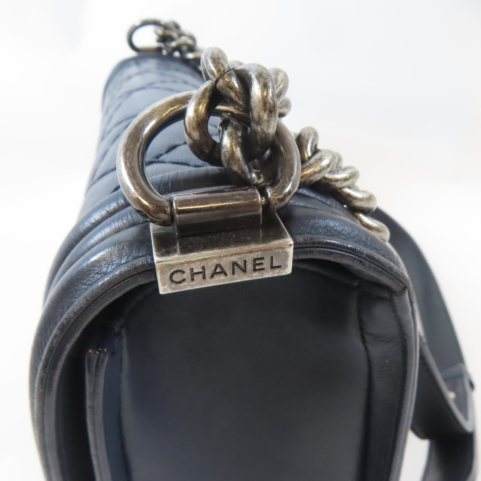CHANEL 【激減優惠】菱格牛皮皮革Boy 28黑扣鏈帶肩背袋深藍色